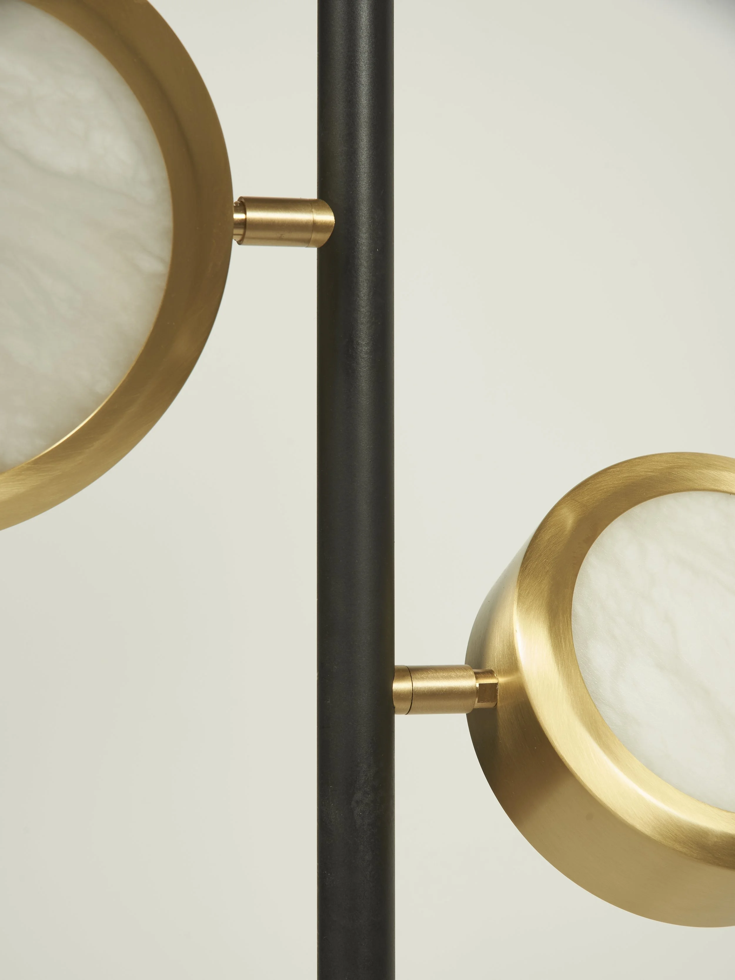 Matlight-Floor-Lamp-Orion-alabaster-brass-05.jpg