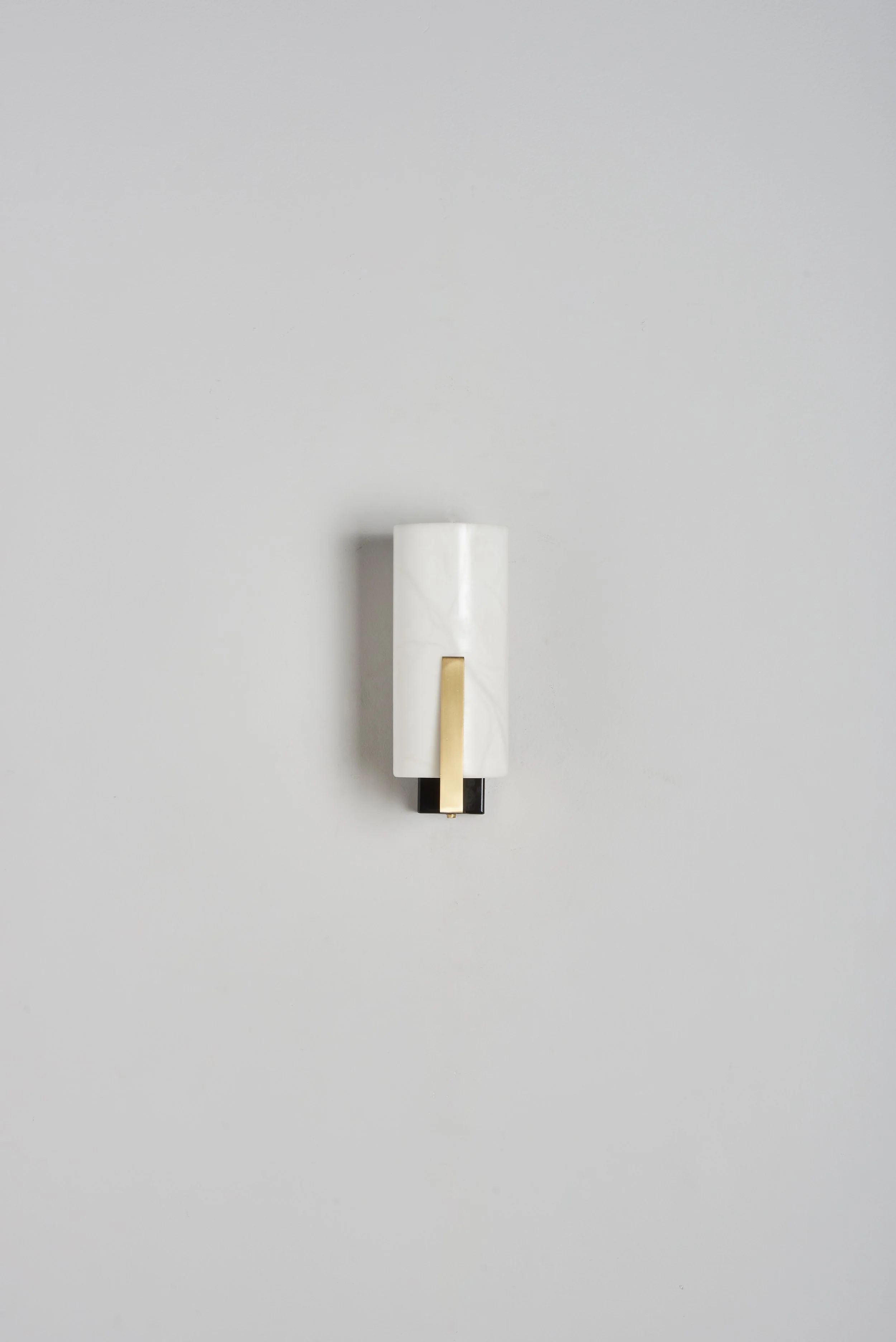 Matlight-wall-sconce-Zeno-alabaster-brass-01.jpg