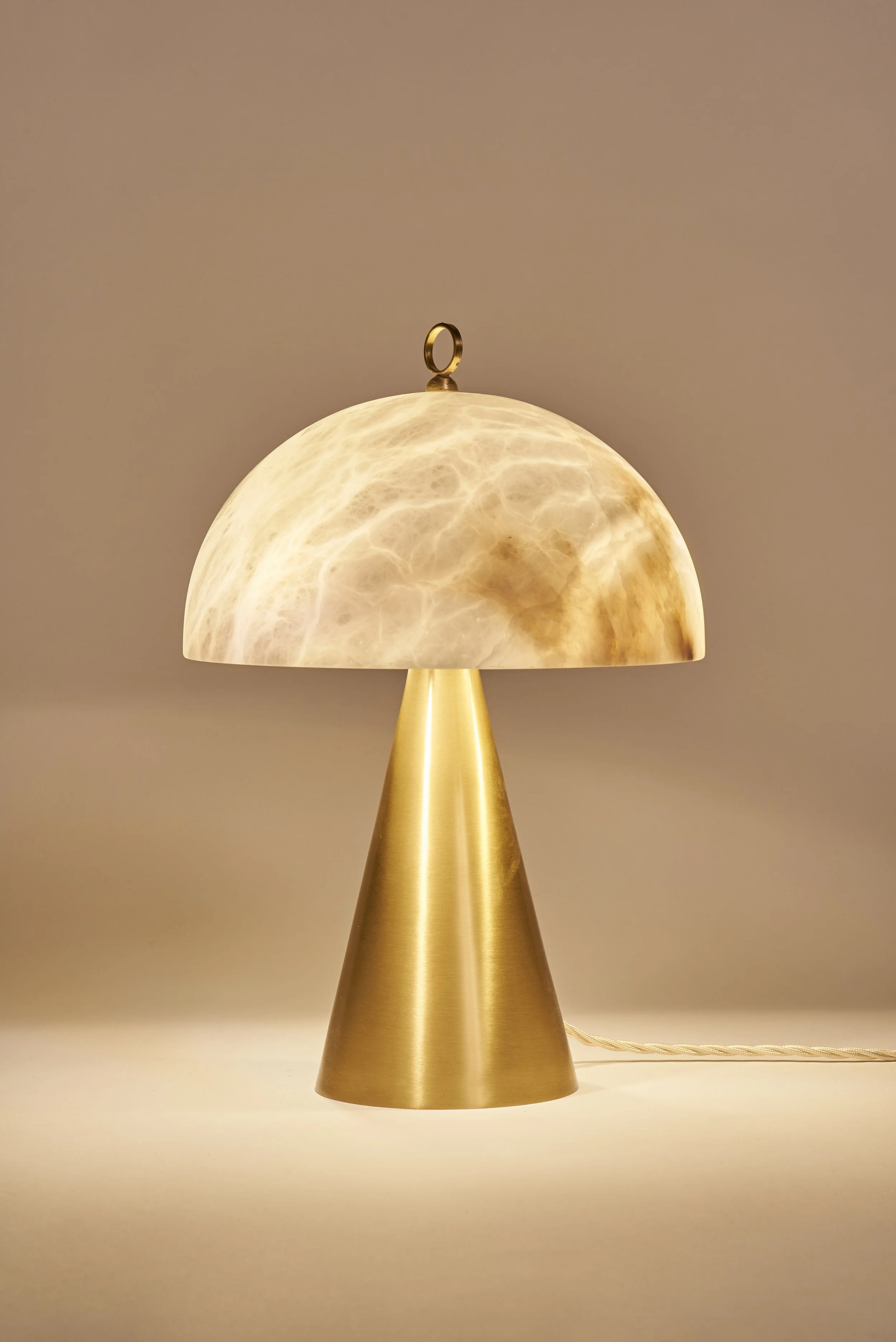 Matlight-table-lamp-Funghetto-alabaster-brass-02a.jpg