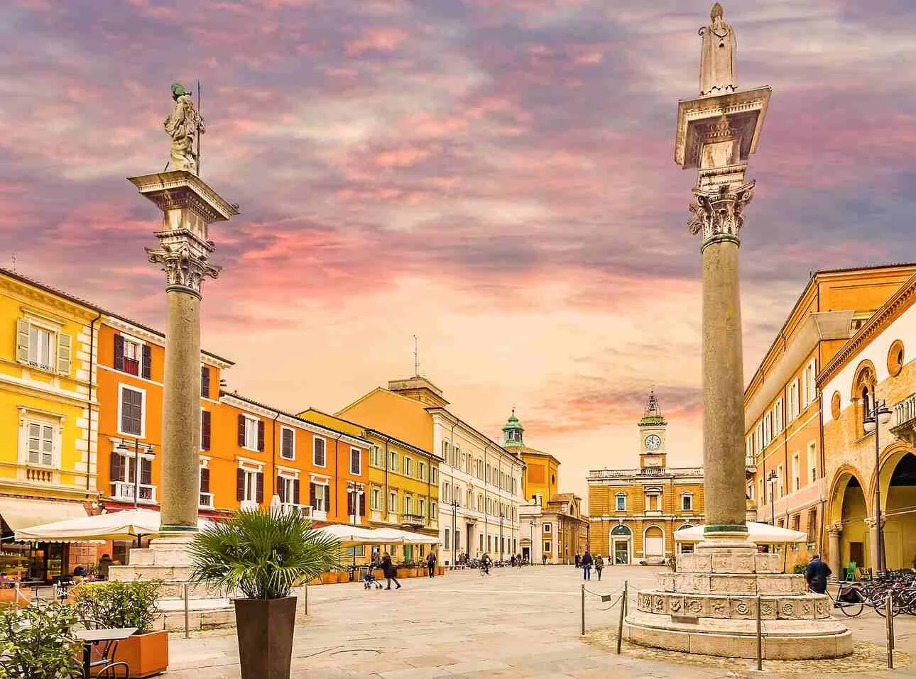 Piazza del Popolo a Ravenna al tramonto con le due colonne veneziane e i palazzi storici del centro