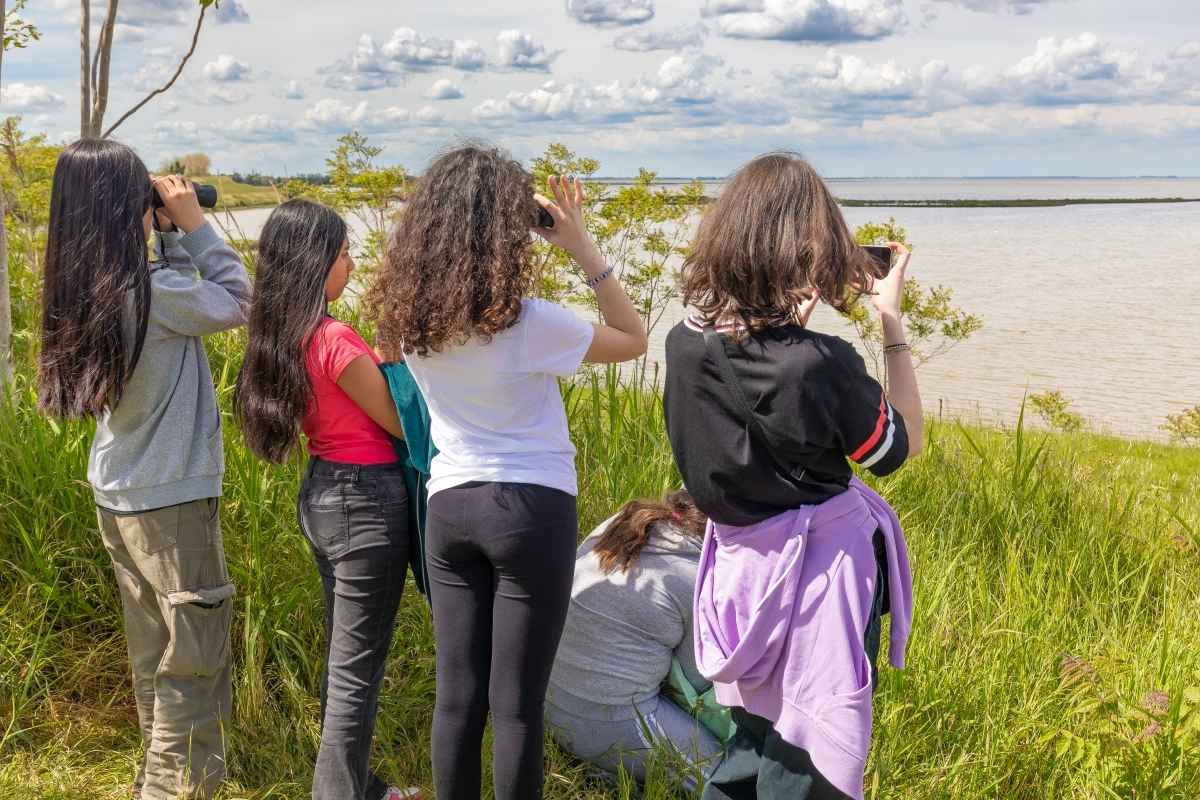 Ragazzi che osservano la fauna con il binocolo nelle aree naturali vicino a Ravenna