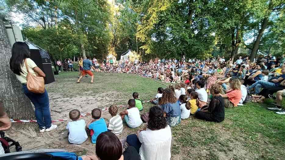 Spettacolo all'aperto per bambini e famiglie al parco di Ferrara durante Ferrara in Fiaba
