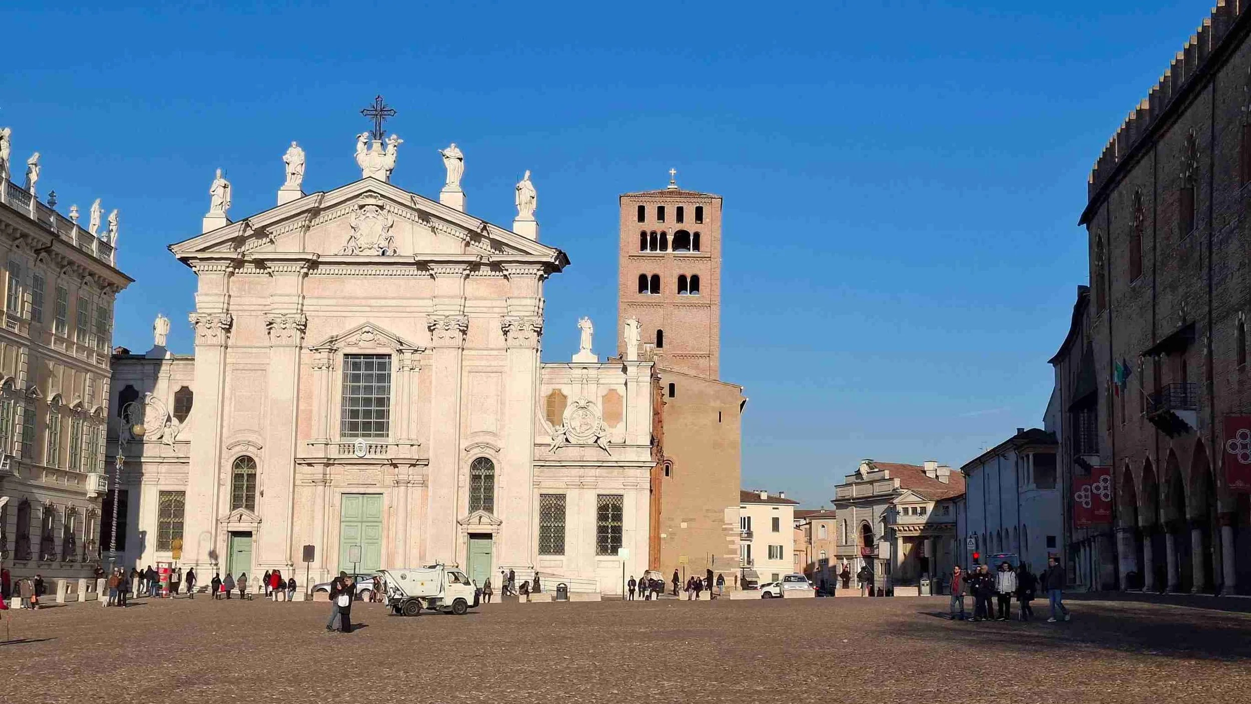 Piazza Sordello and historic centre of Mantua, ideal for a relaxed day trip from Lake Garda