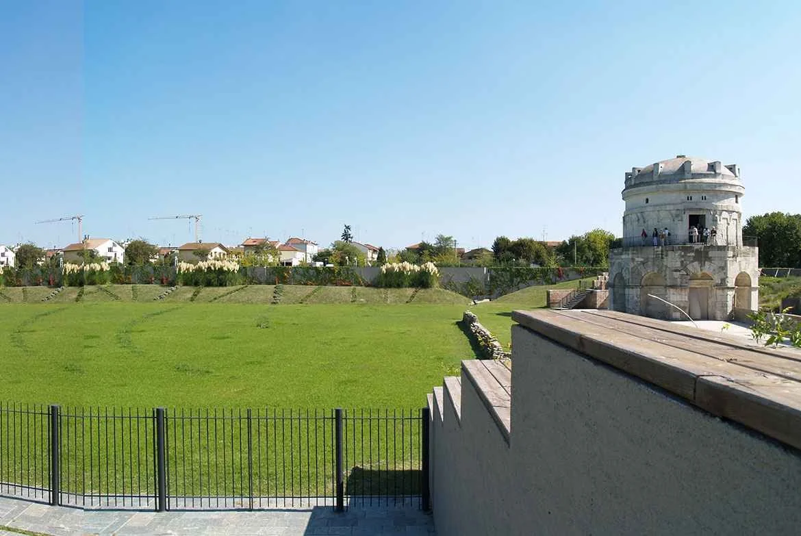 Il Parco Teodorico a Ravenna con il Mausoleo di Teodorico e il grande prato verde