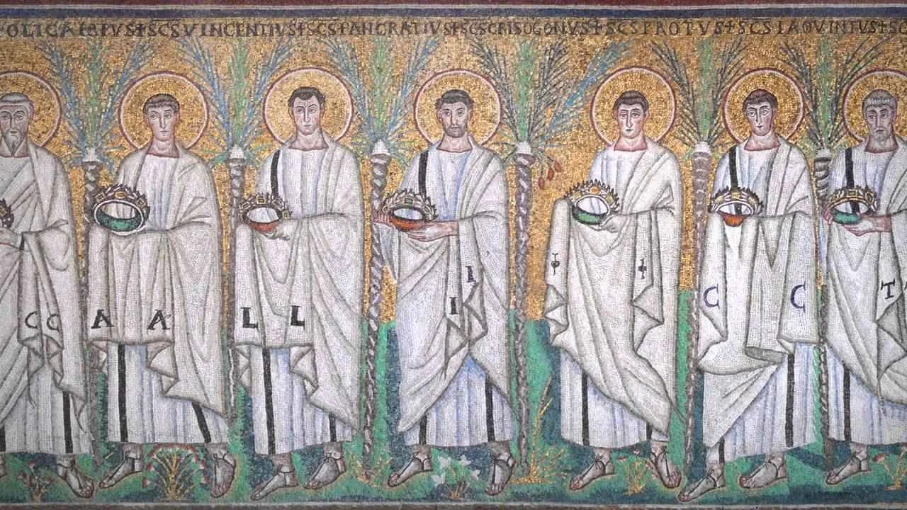 Mosaico di Sant'Apollinare Nuovo a Ravenna: processione di santi in vesti bianche su sfondo dorato