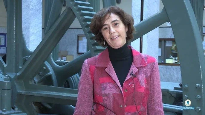 profesora con americana rosa