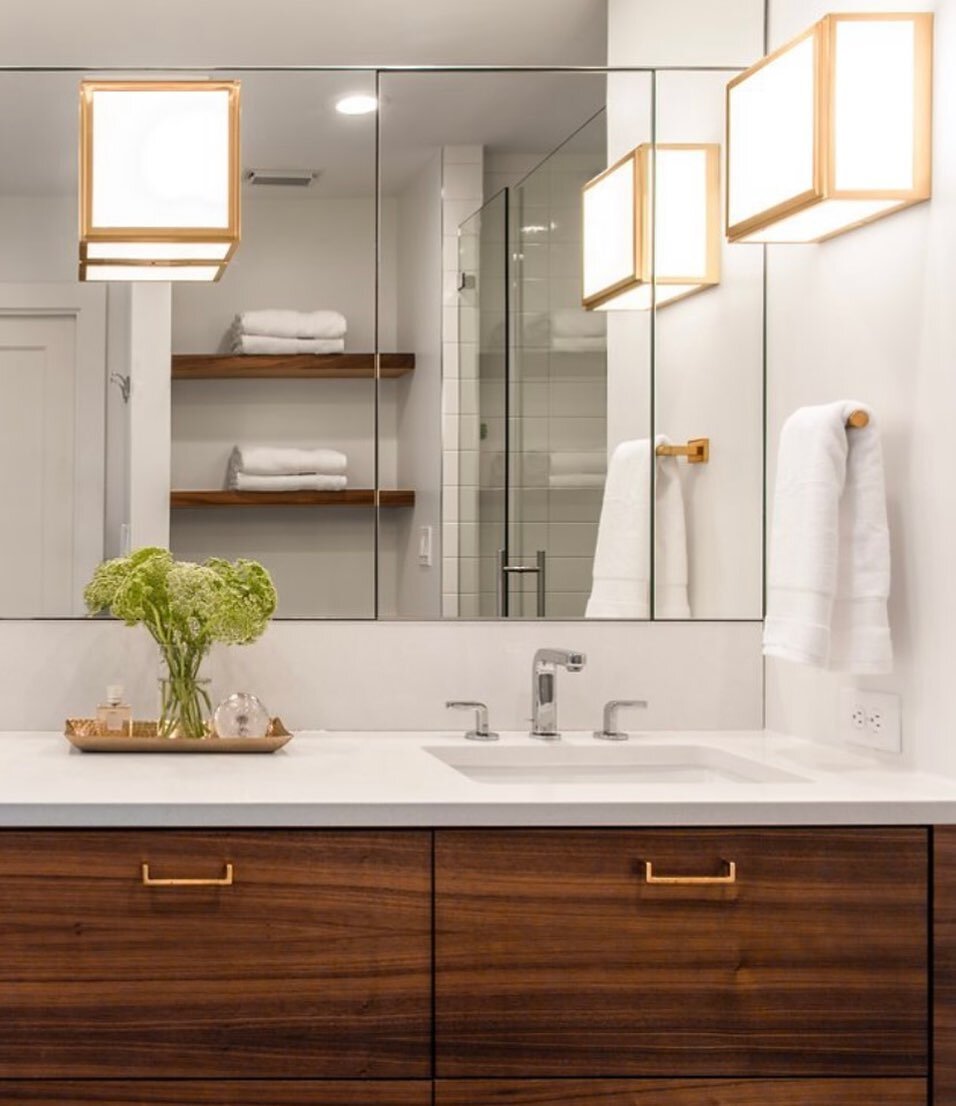 Integrated medicine cabinets doing the heavy lifting at this Harris Boulevard remodel completed in 2017. 

Built by @drakebuild 
Photo by Reagen Taylor

#harrisboulevardremodel 
#sarahbullockmcintyrearchitect 
#bullockmcintyrestudio 
#austinarchitect