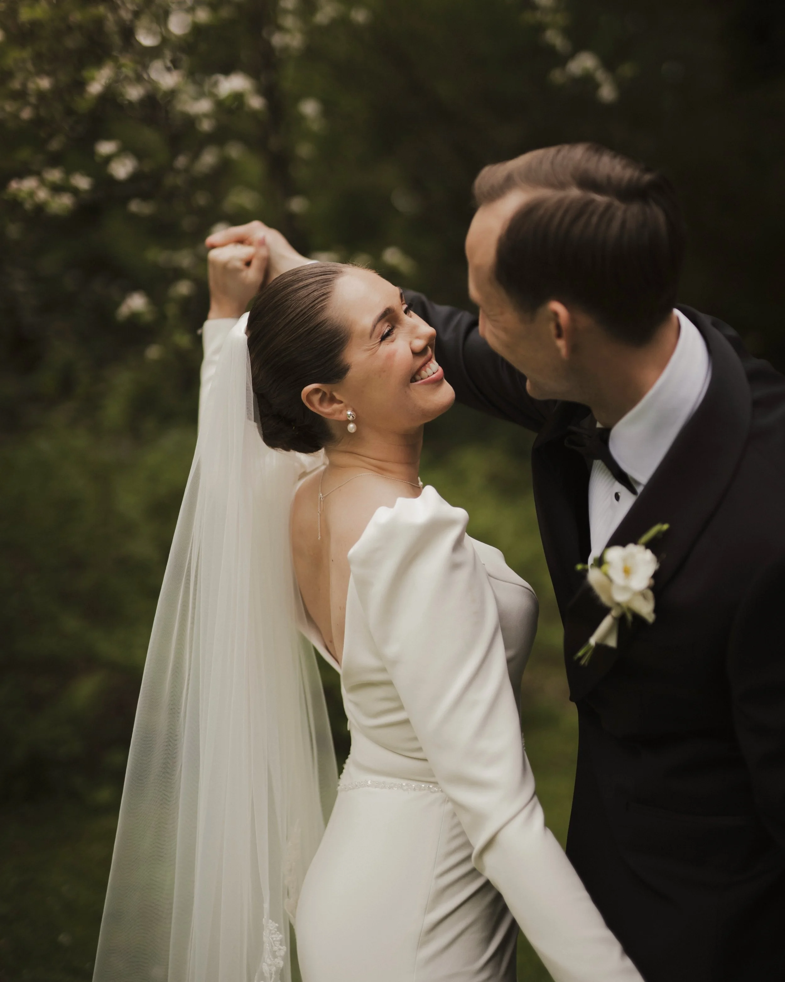 Silje &amp; Thomas kickstartet bryllupssesongen for min del for noen uker tilbake🤩 Noe jeg er s&aring; takknemlig for at jeg fikk v&aelig;re en del av. Tenk at s&aring; mange fine par velger meg som fotograf til den store dagen sin- det er virkelig 