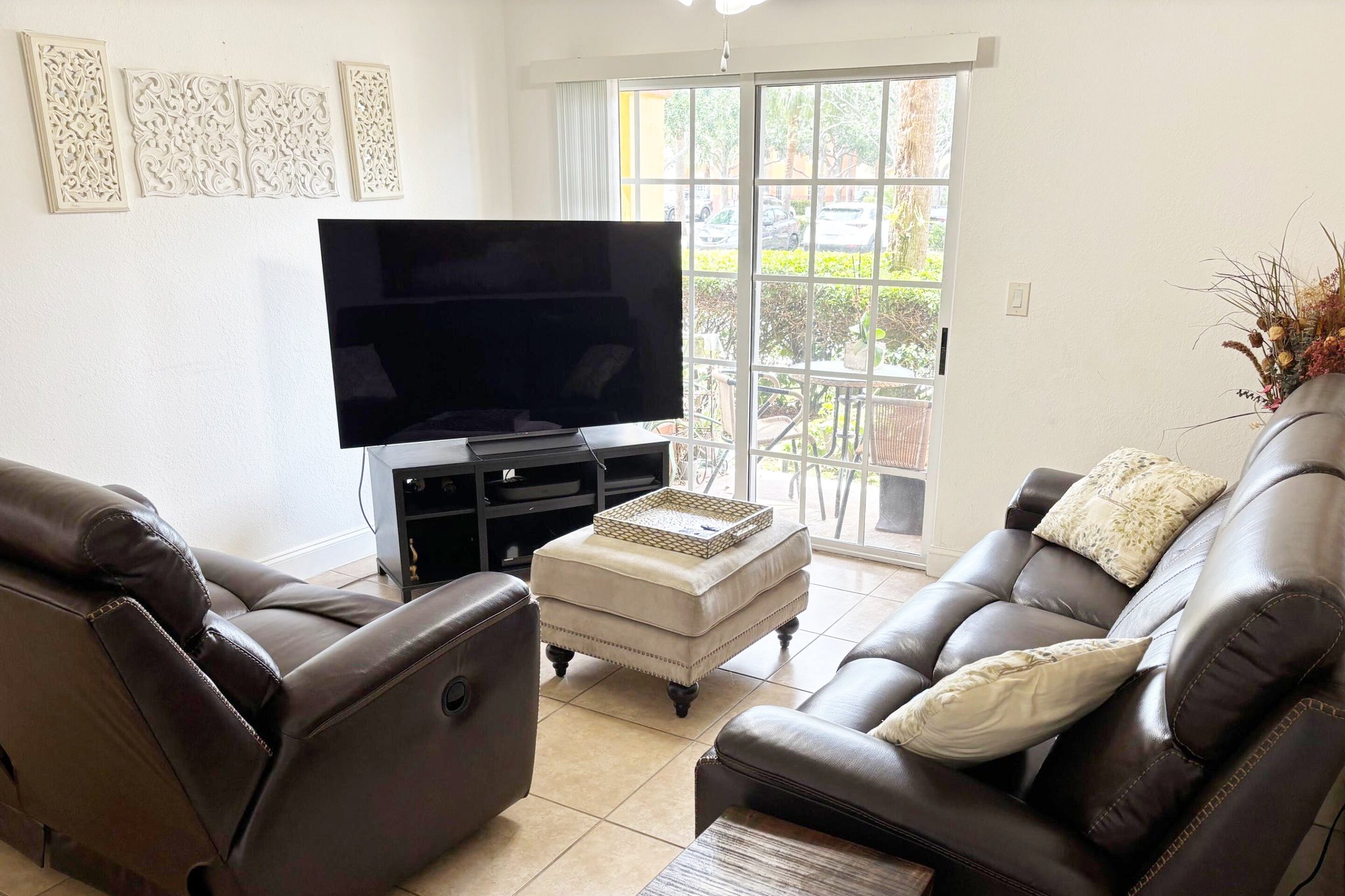 4-Living Area.jpg