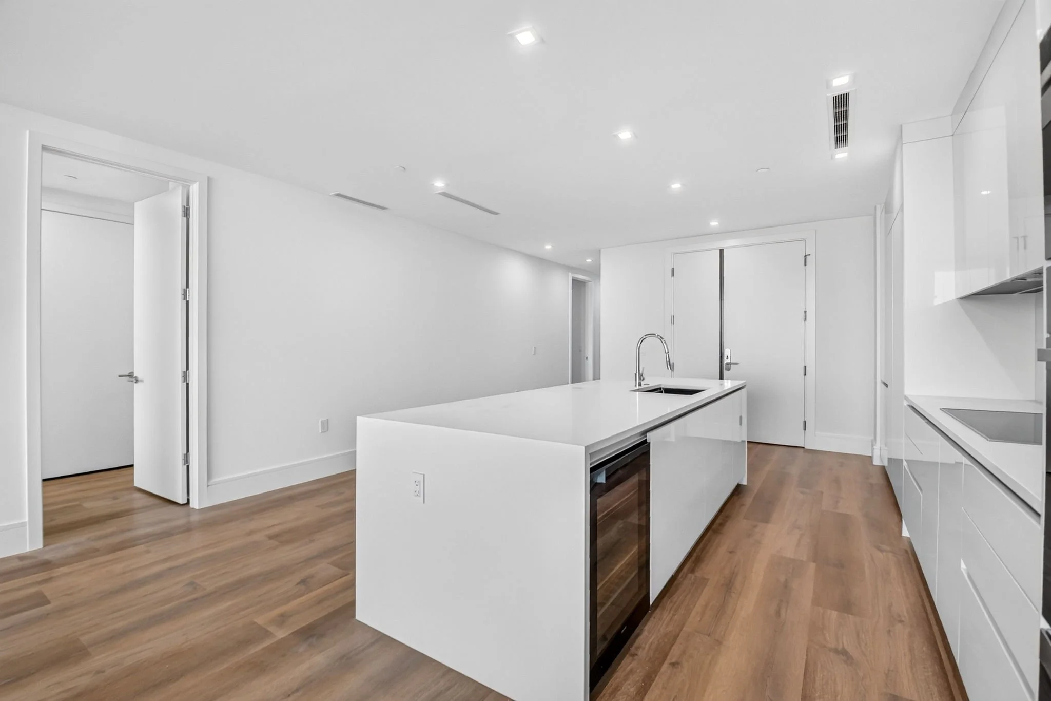 32-Kitchen-220 Lake Shore Dr 1506.jpg
