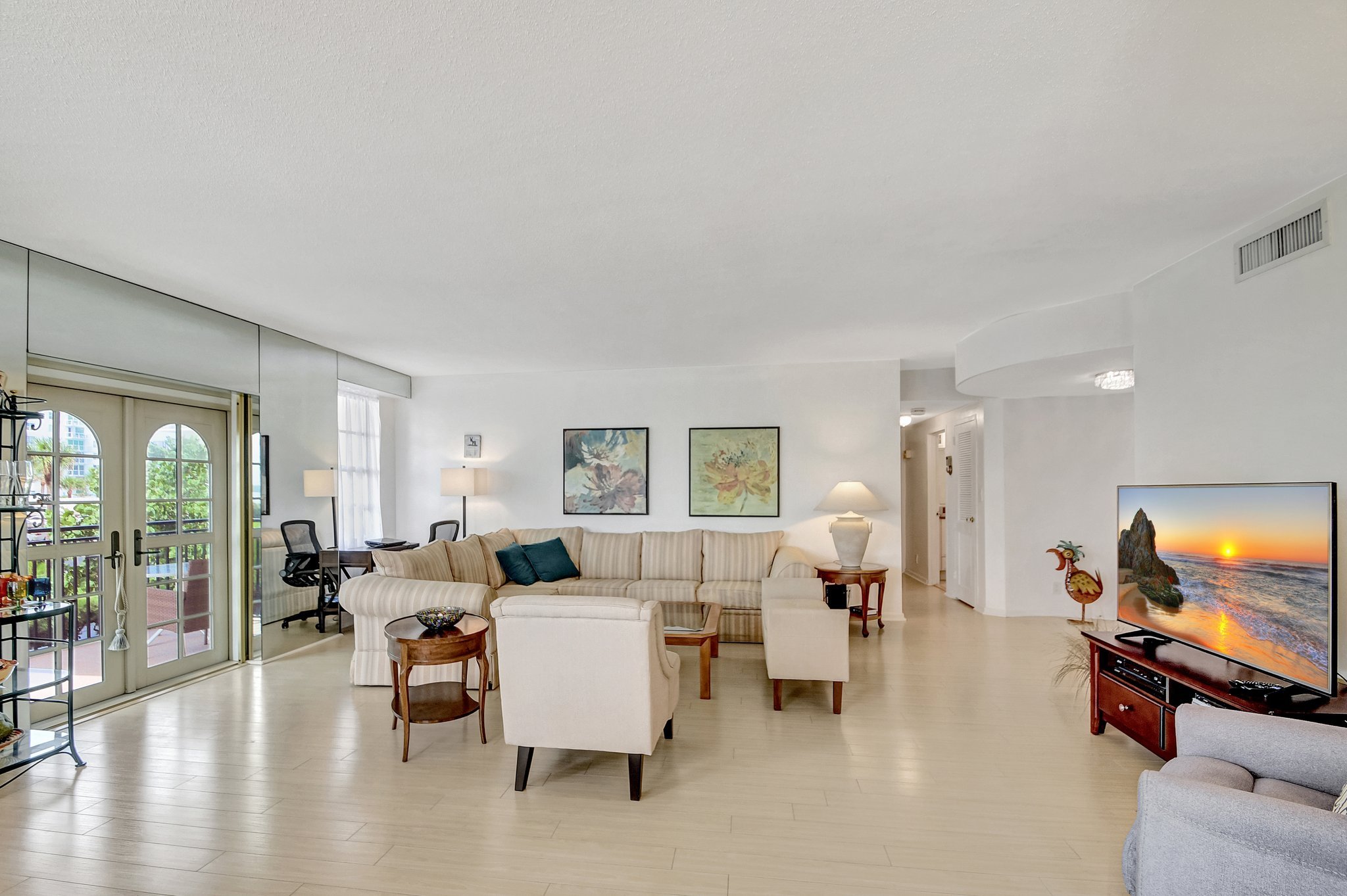 10-Palm Beach-La Bonne Vie-Living room.jpg