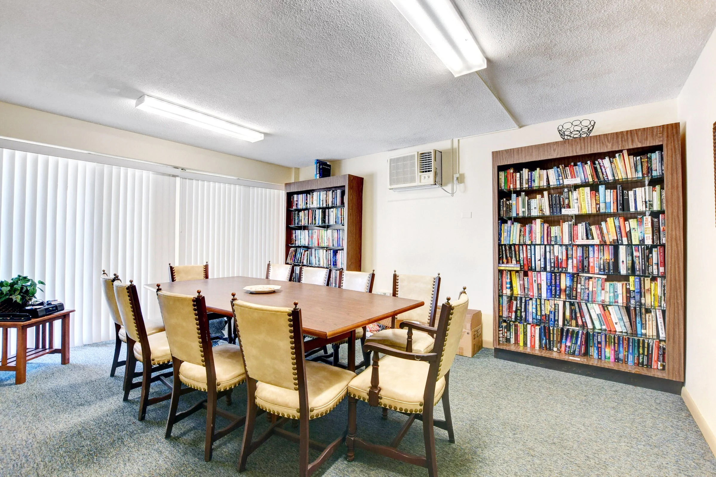 154-Palm Beach-La Bonne Vie-Amenities-Library.jpg