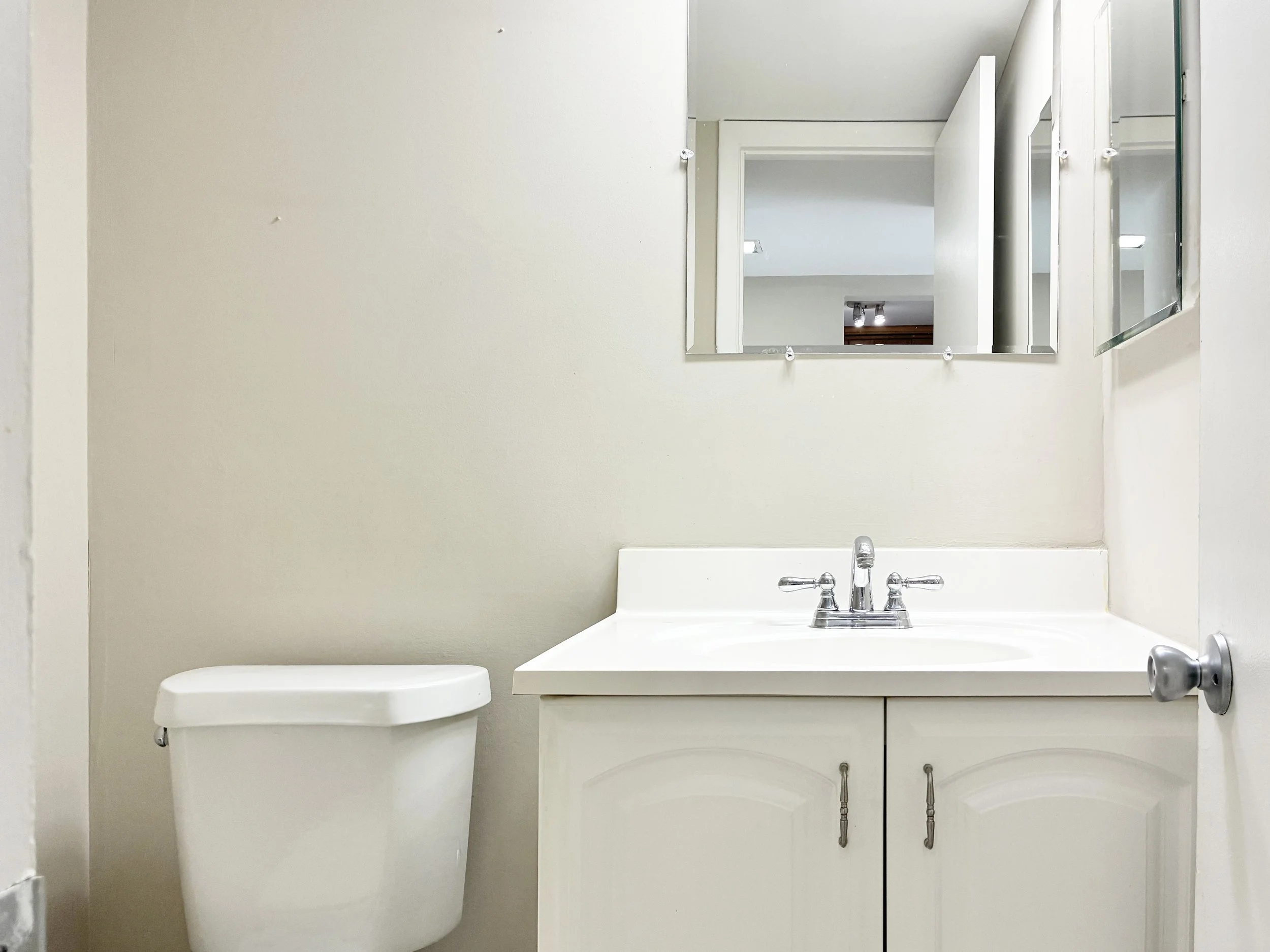 19-Guest Half Bath.jpg