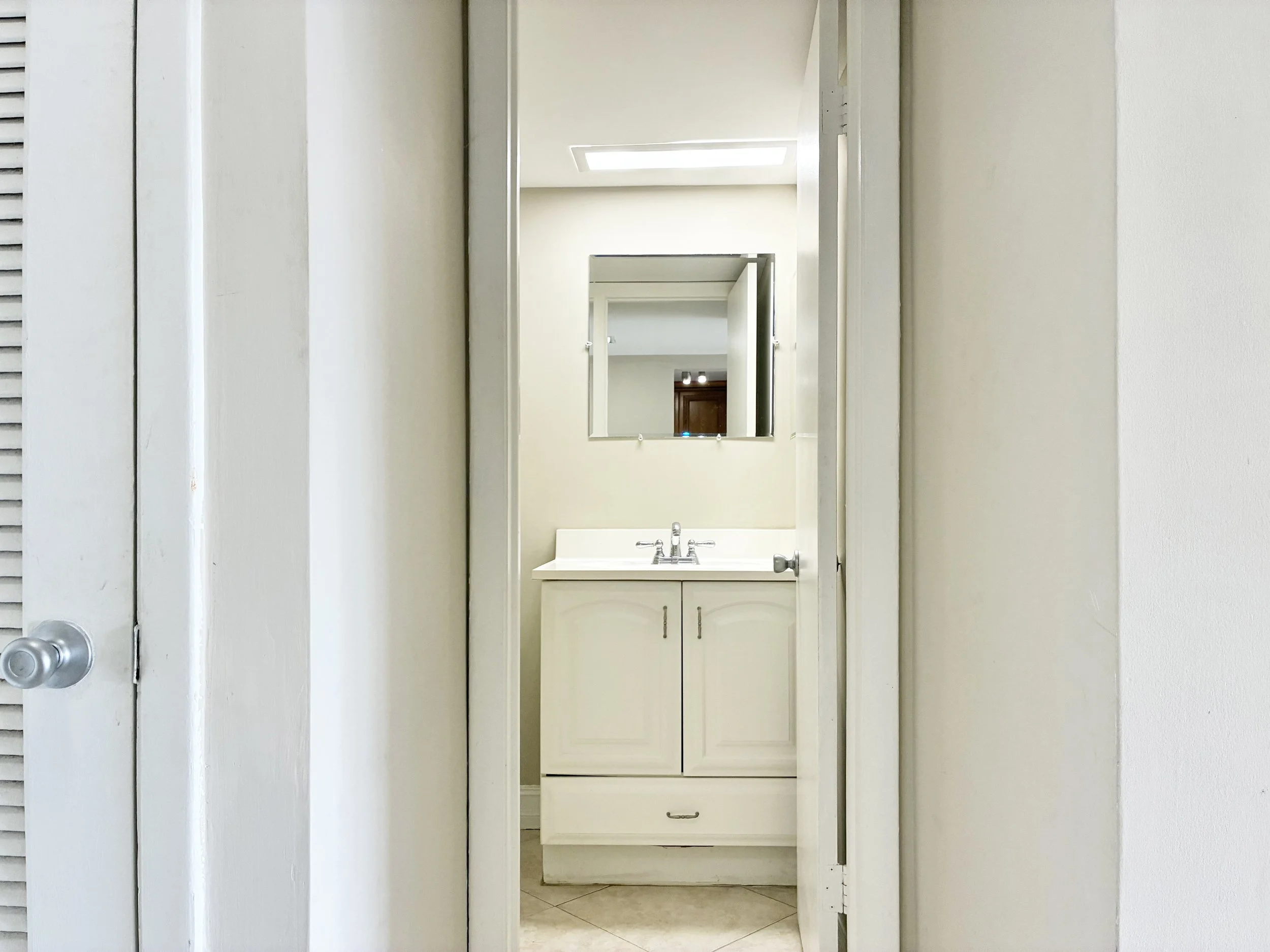 18-Guest Half Bath.jpg
