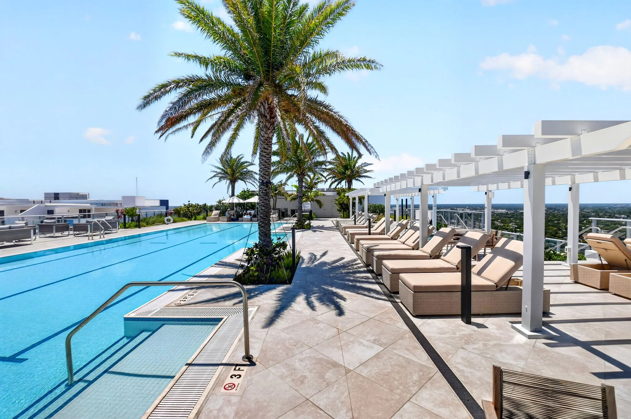 153-Amenities roof top pool.jpg