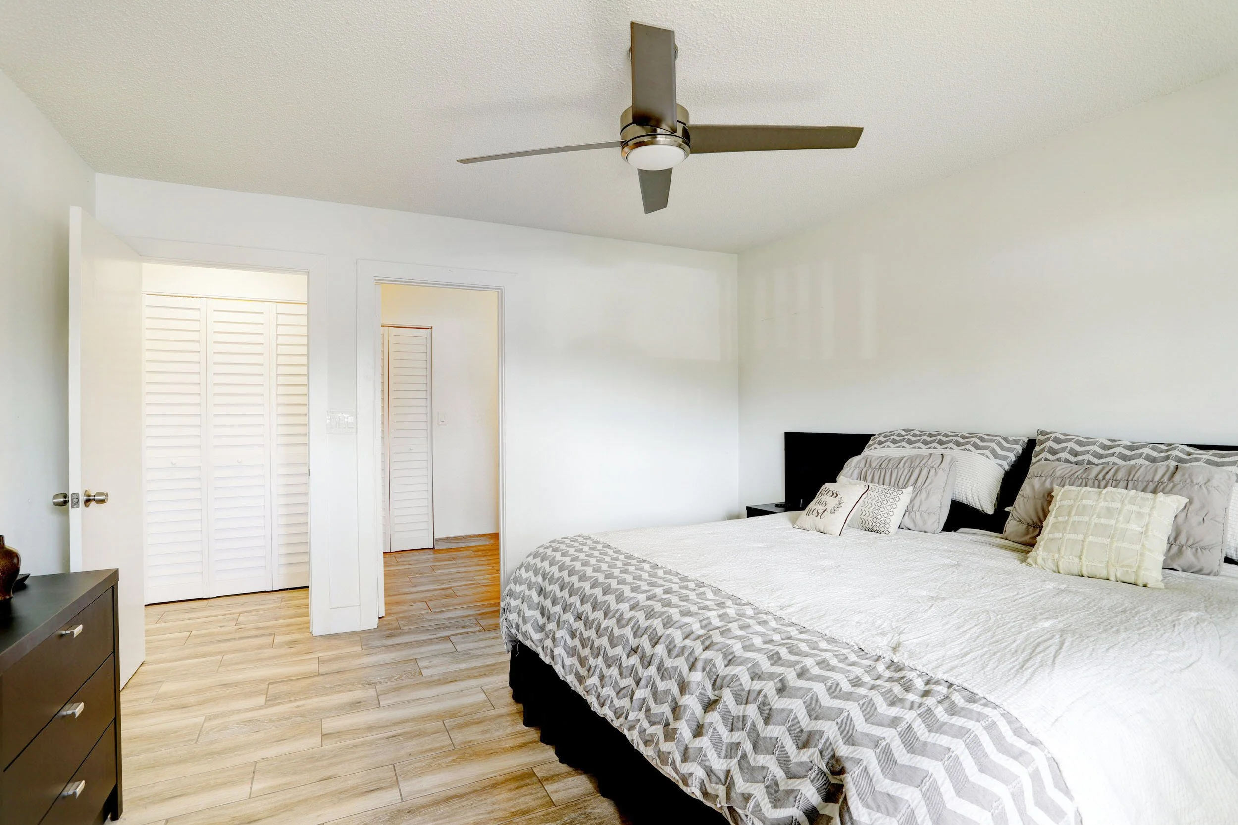 32-Master Bedroom.jpg