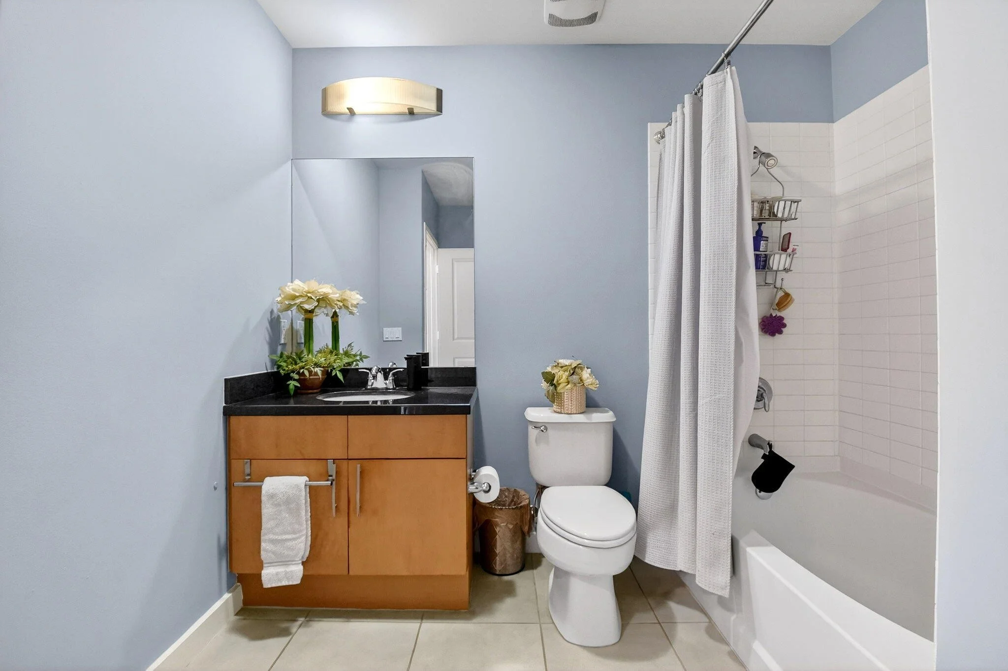 22-Second Bathroom with tub Condo West Palm Beach.jpg
