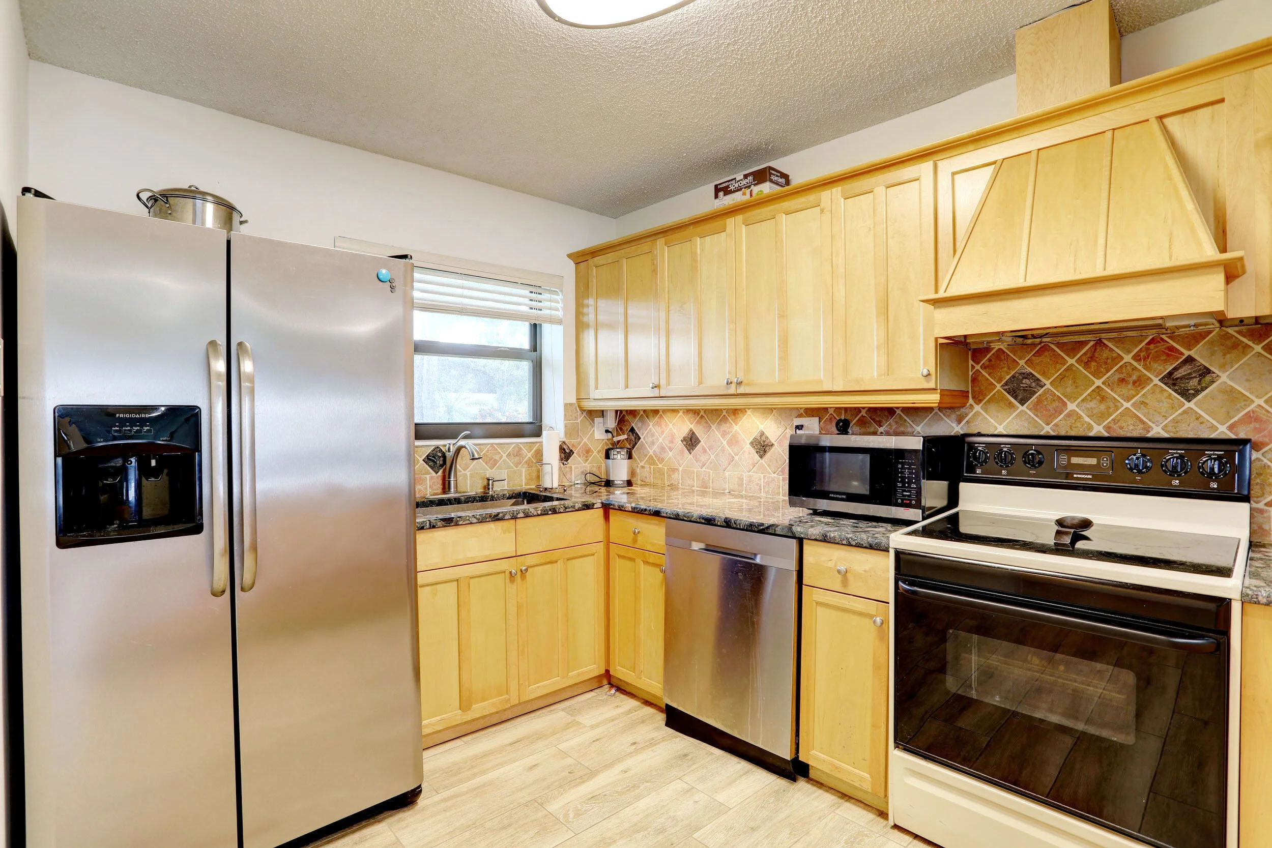 15-Kitchen.jpg