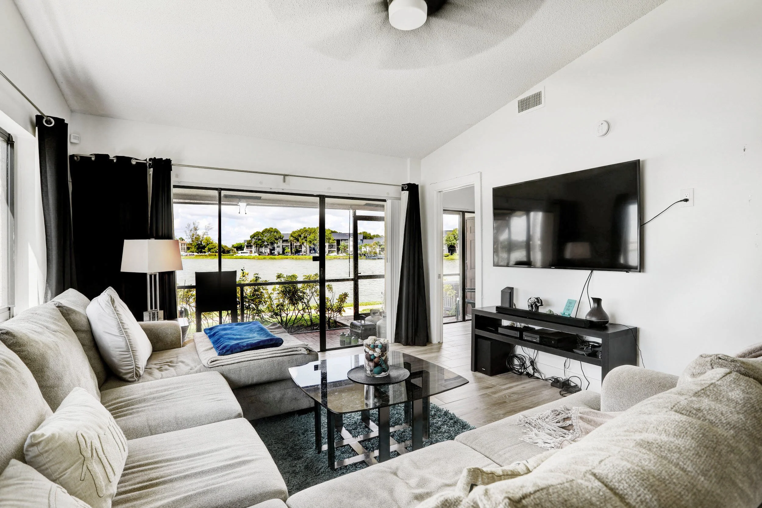 28-Living Area.jpg
