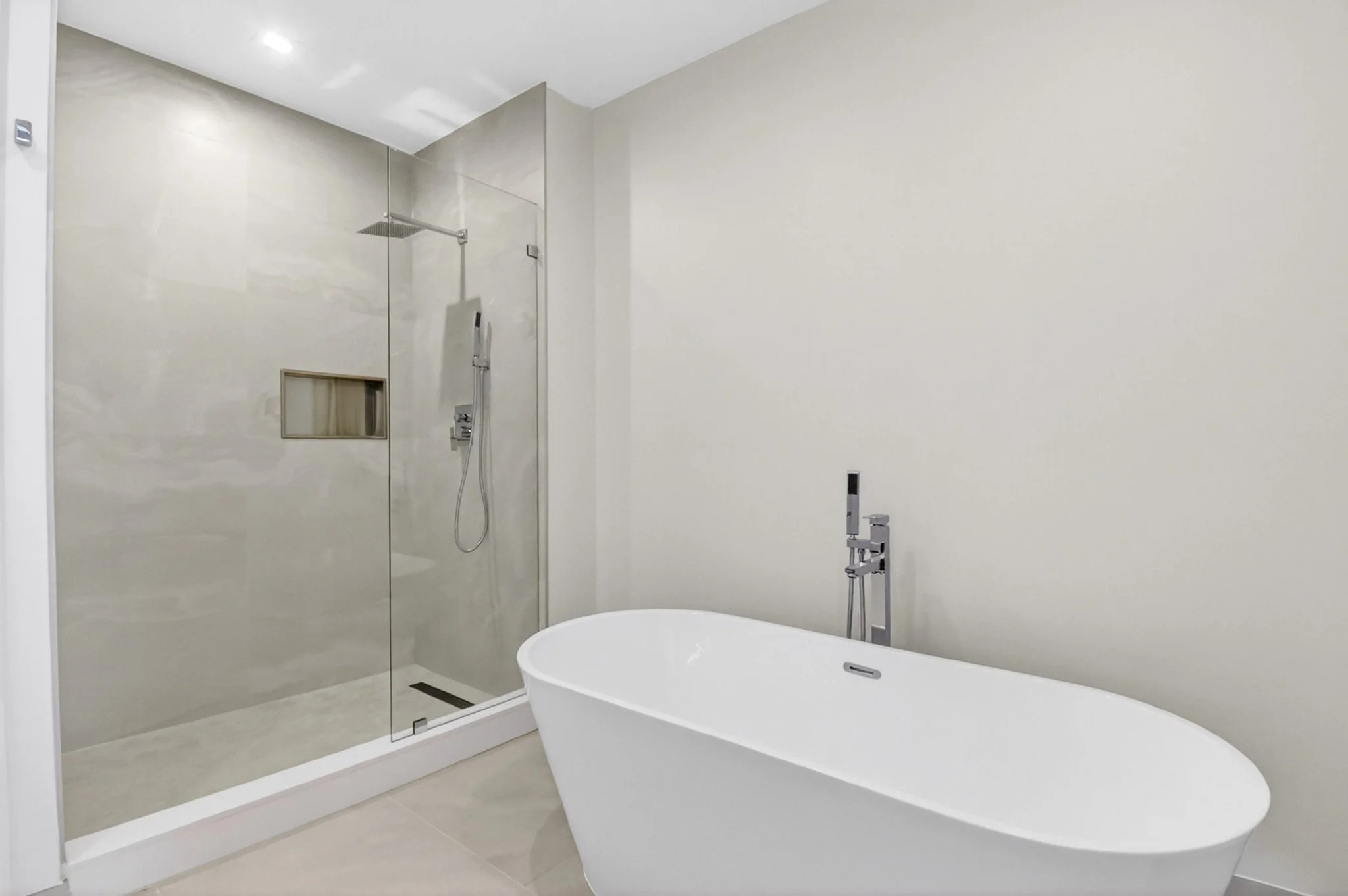 42-Master bathroom.jpg