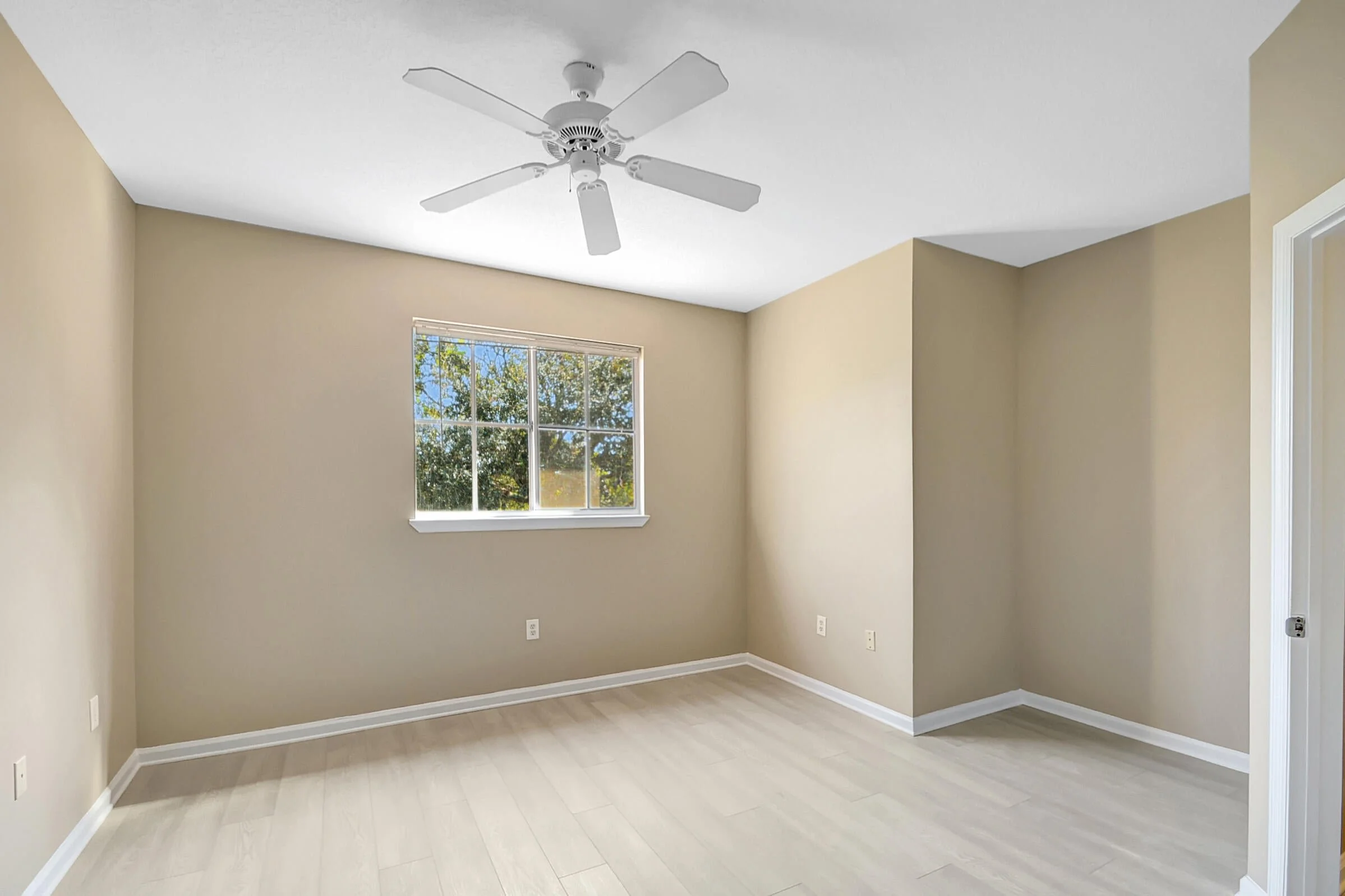 17-Master Bedroom.jpg