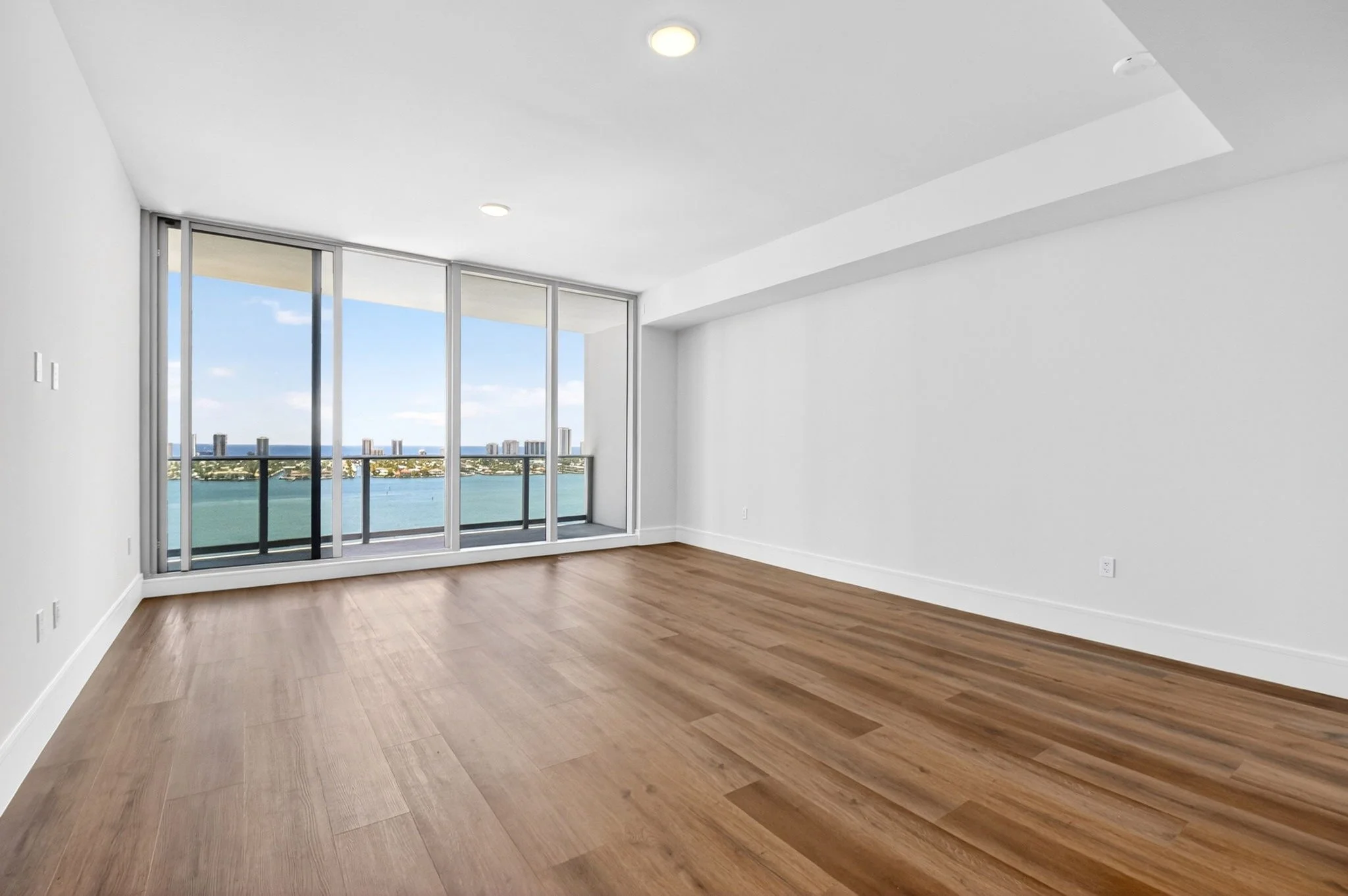 24-Ling room vith Intracoastal view.jpg