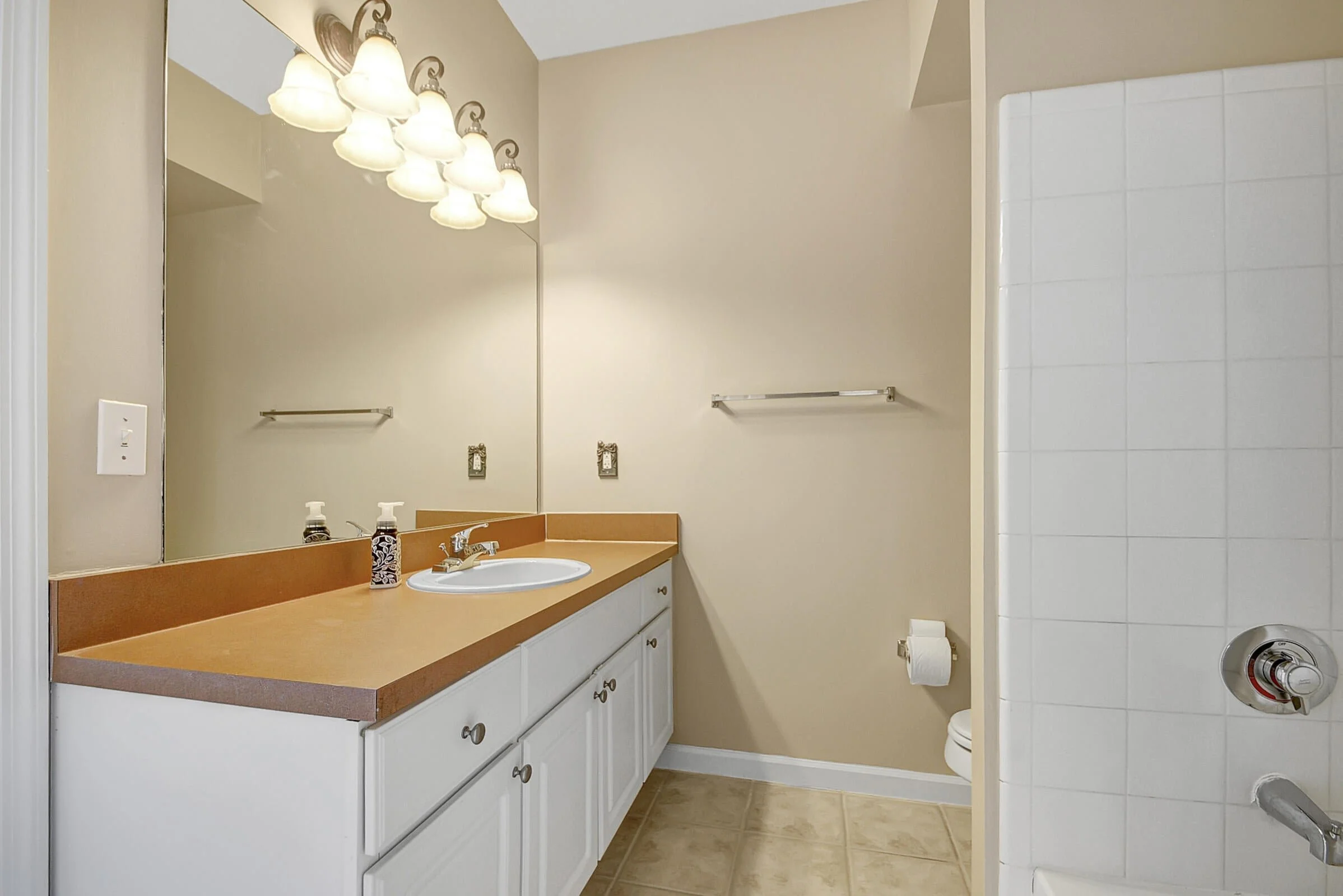 12-Bathroom.jpg