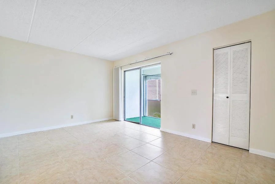 6-Living Area.jpg