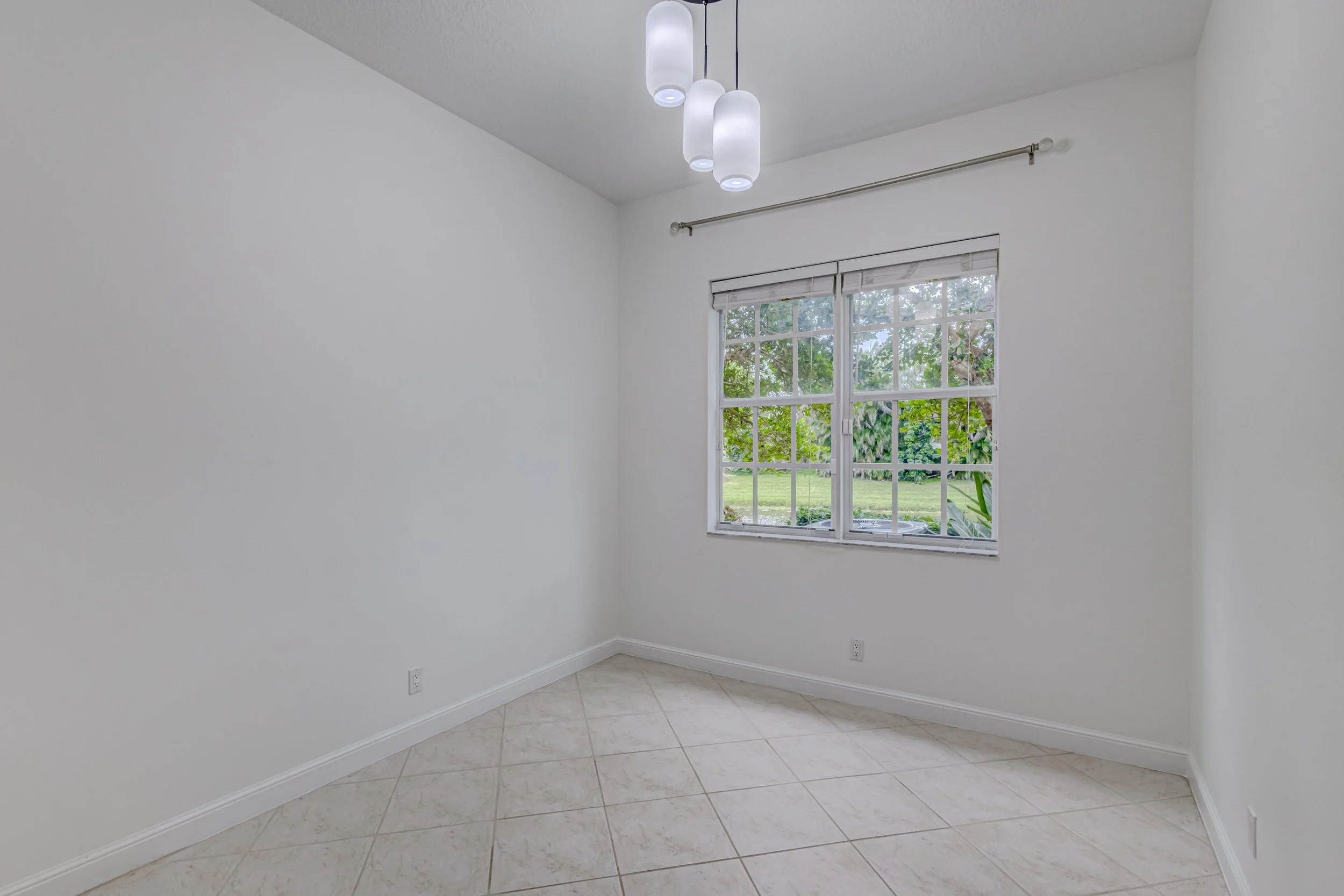 15-Dining Area.jpg