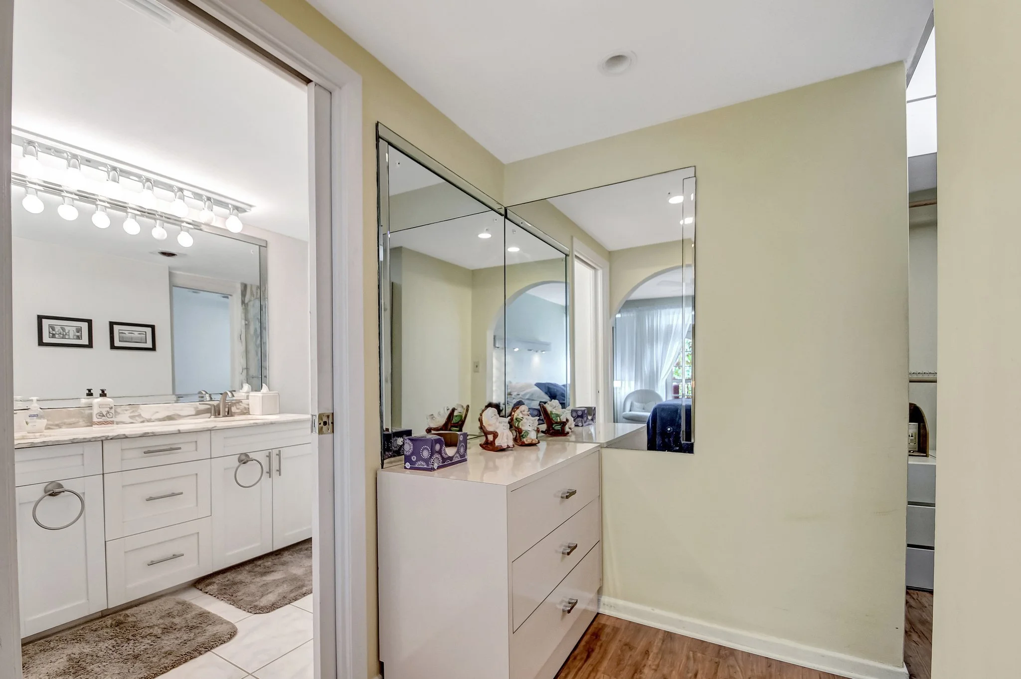 32-Palm Beach-La Bonne Vie-Master bedroom closet.jpg