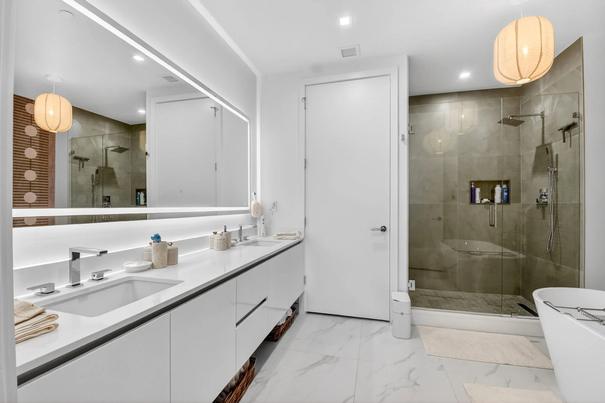 61-Master bathroom with shower and tub.jpg