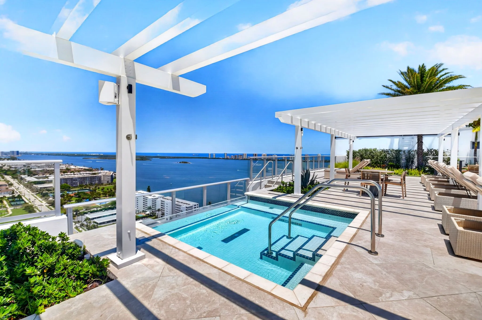 152-Amenities roof top hot tub.jpg