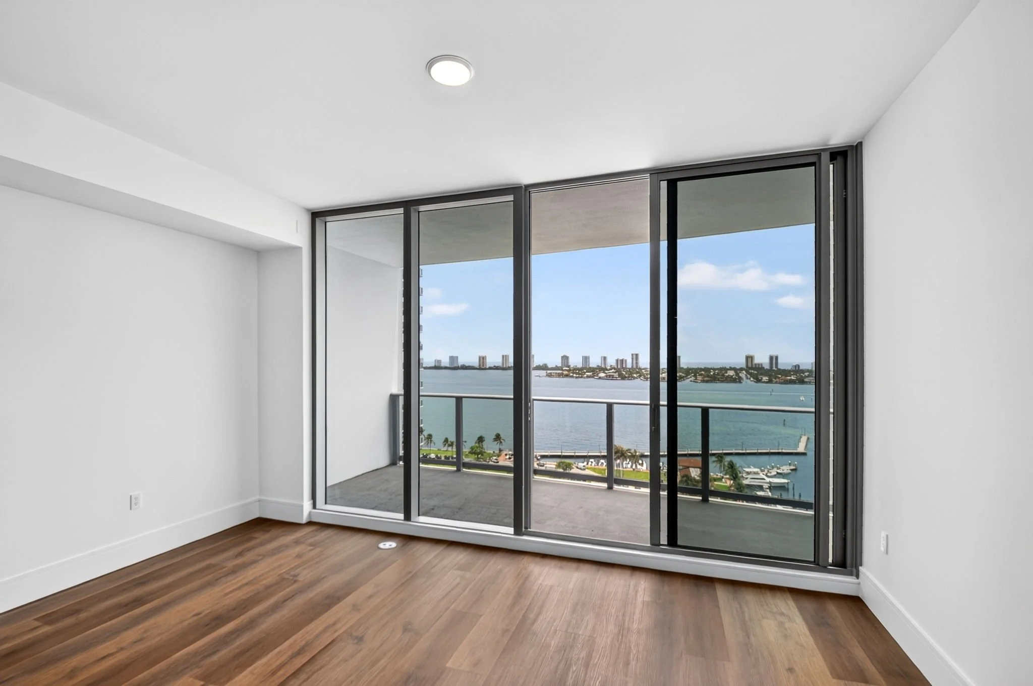 40-Living Area-220 Lake Shore Dr 1506.jpg
