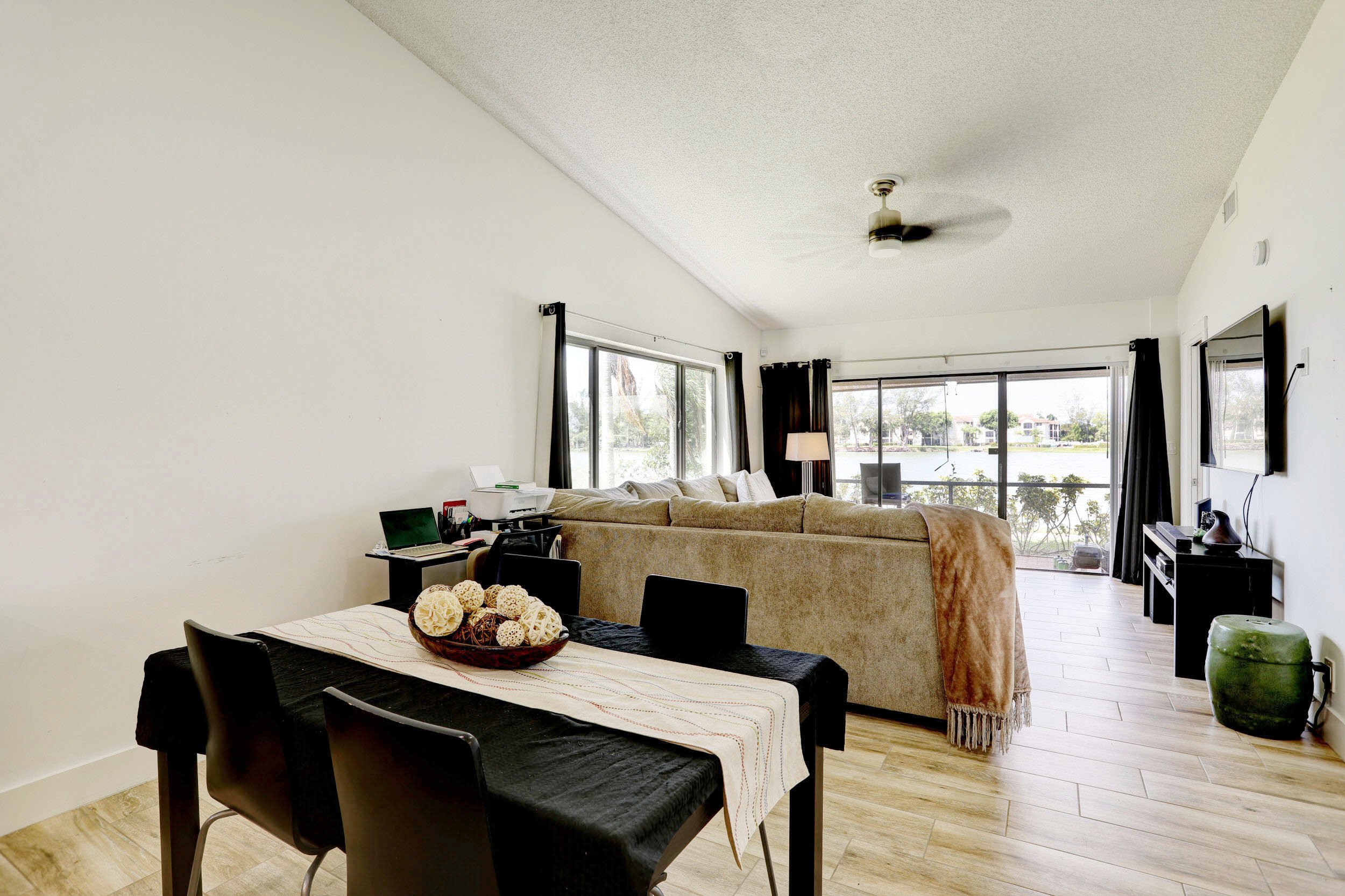 20-Living Area.jpg