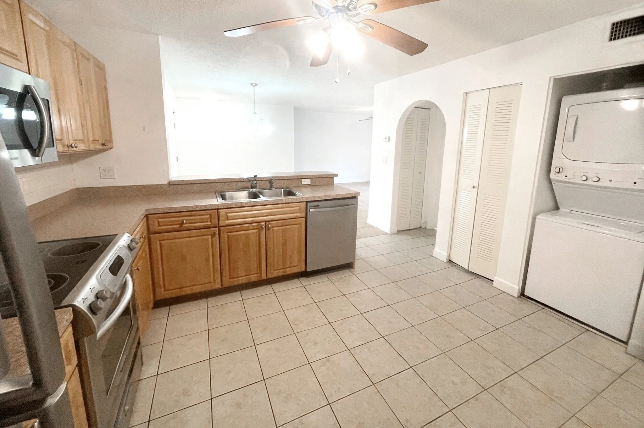 15-Open kitchen and laundry machines.jpg