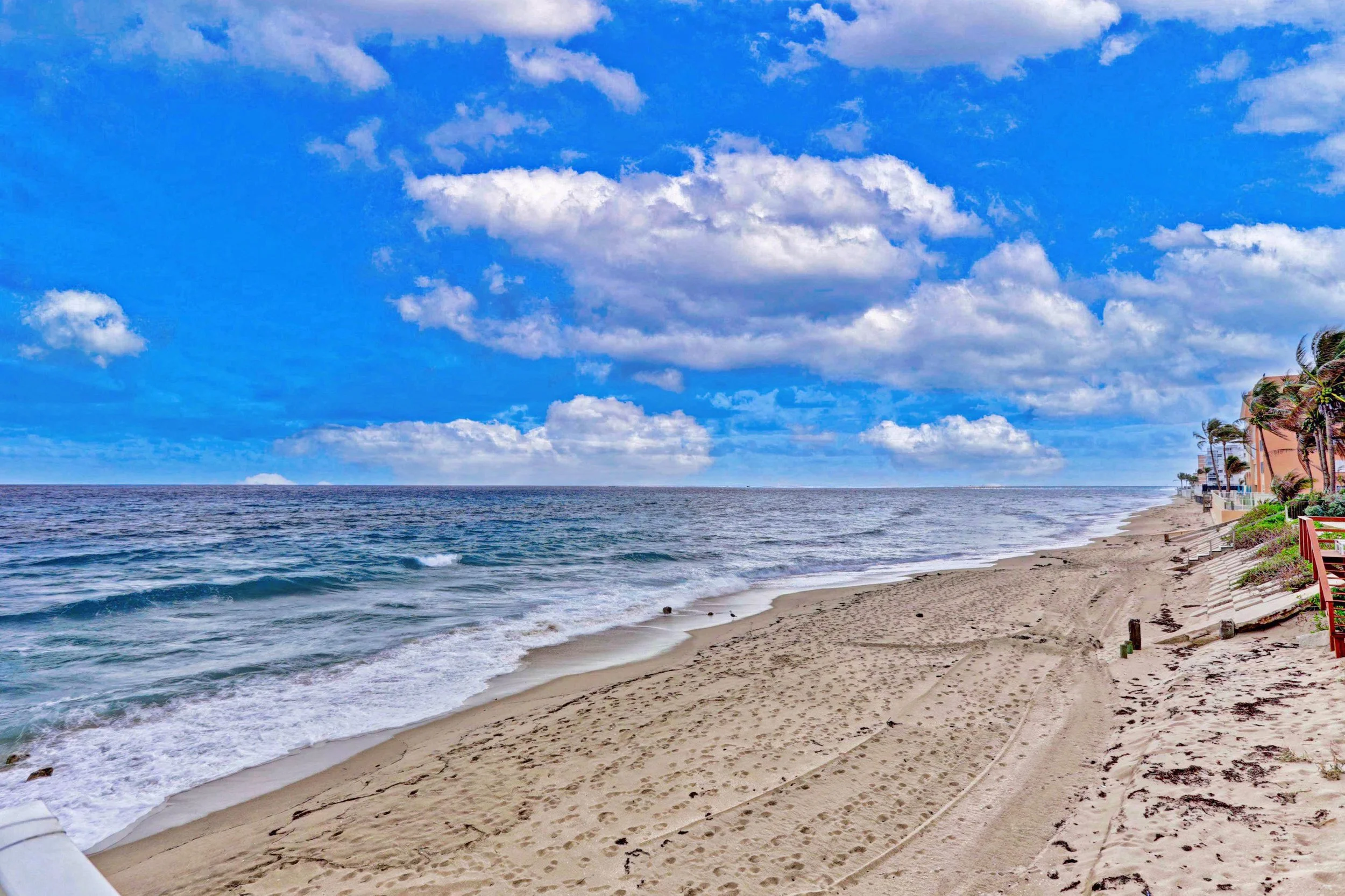 60-Oceanfront Luxury Condo.jpg