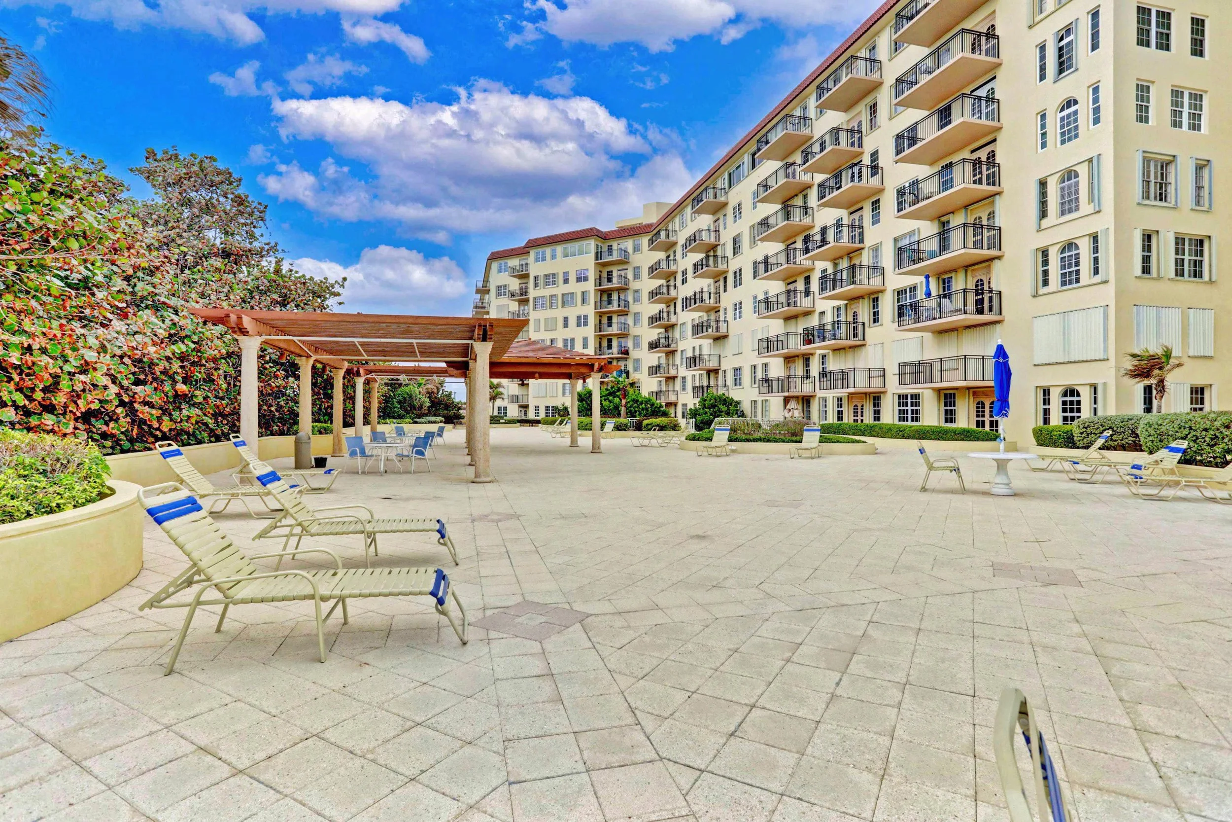 53-Luxury Condo Waterfront Palm Beach.jpg