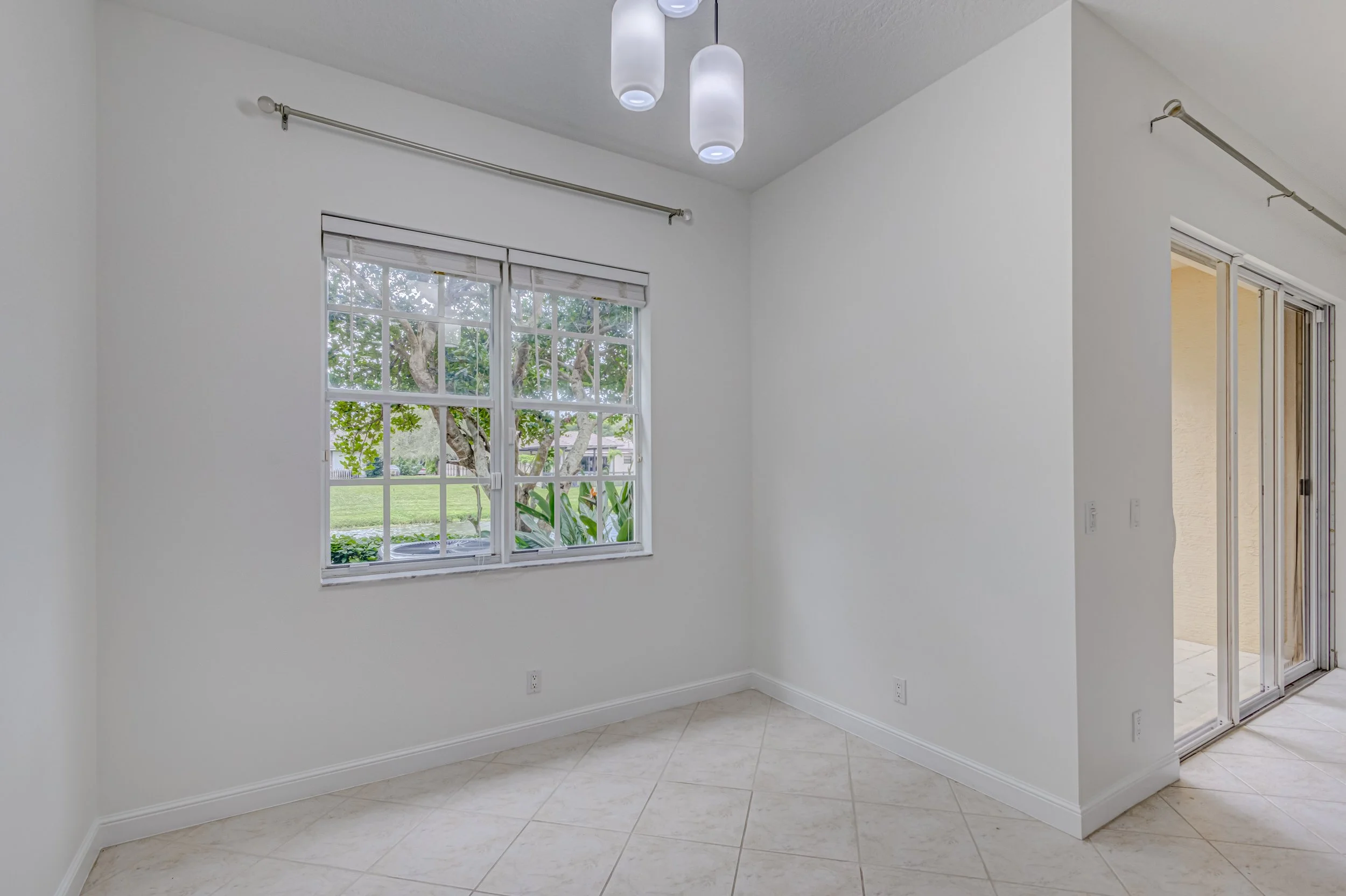 14-Dining Area.jpg