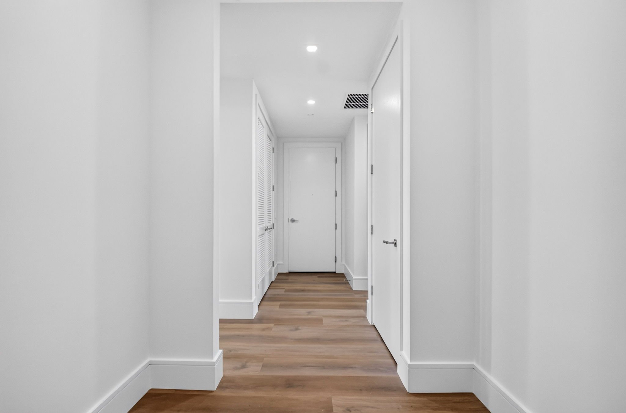 61-Hallway-220 Lake Shore Dr 1506.jpg