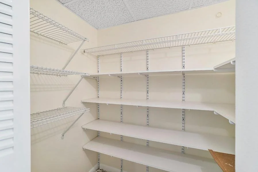 8-Walk-In Closet.jpg
