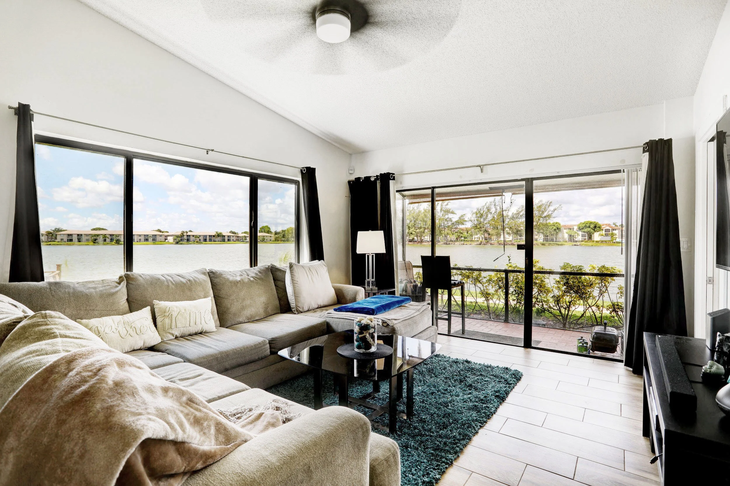 27-Living Area.jpg