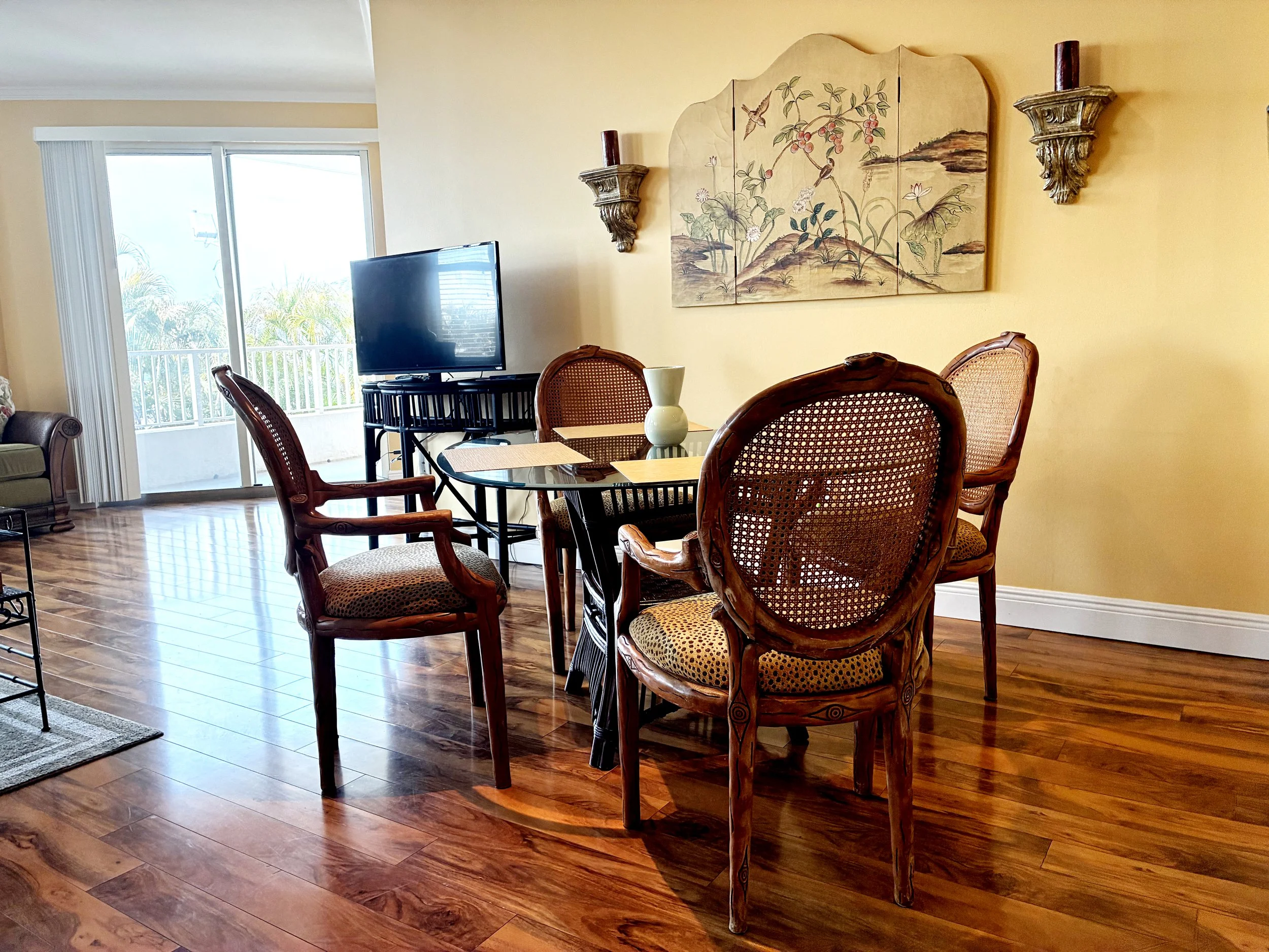 6-Dining Room.jpeg