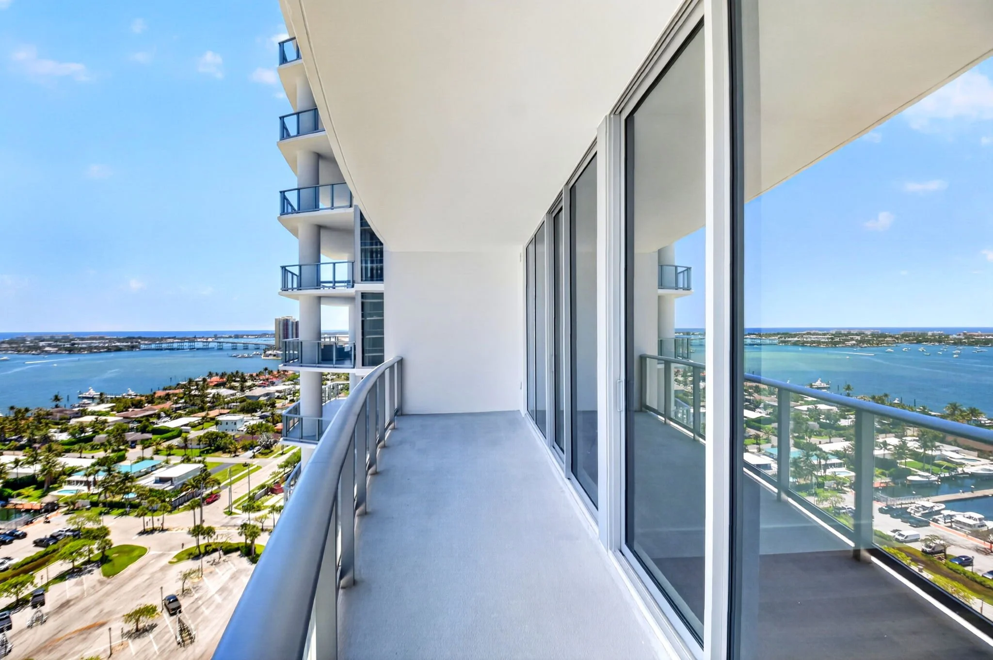 17-Livingroom balcony.jpg