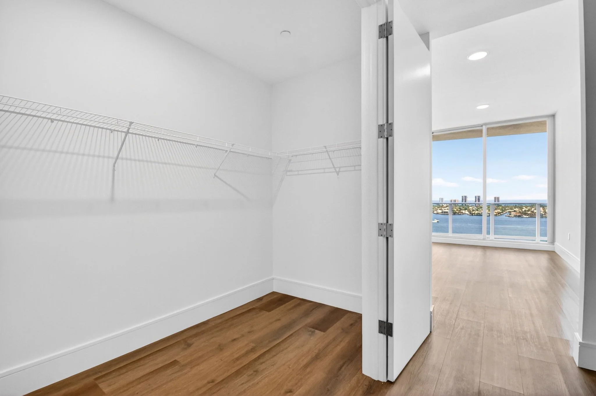 40-Walk in closet.jpg