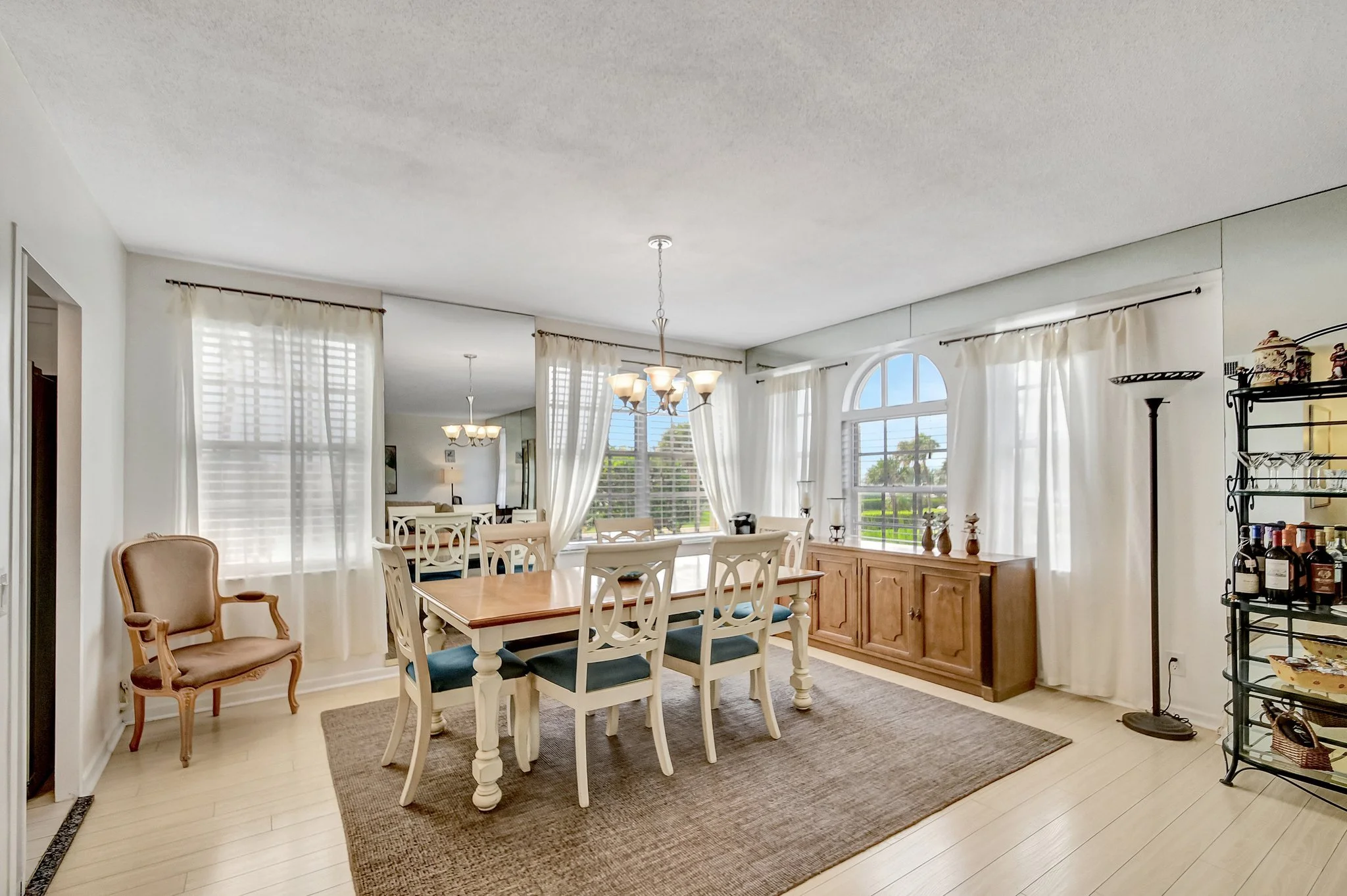 20-Palm Beach-La Bonne Vie-Dining room.jpg