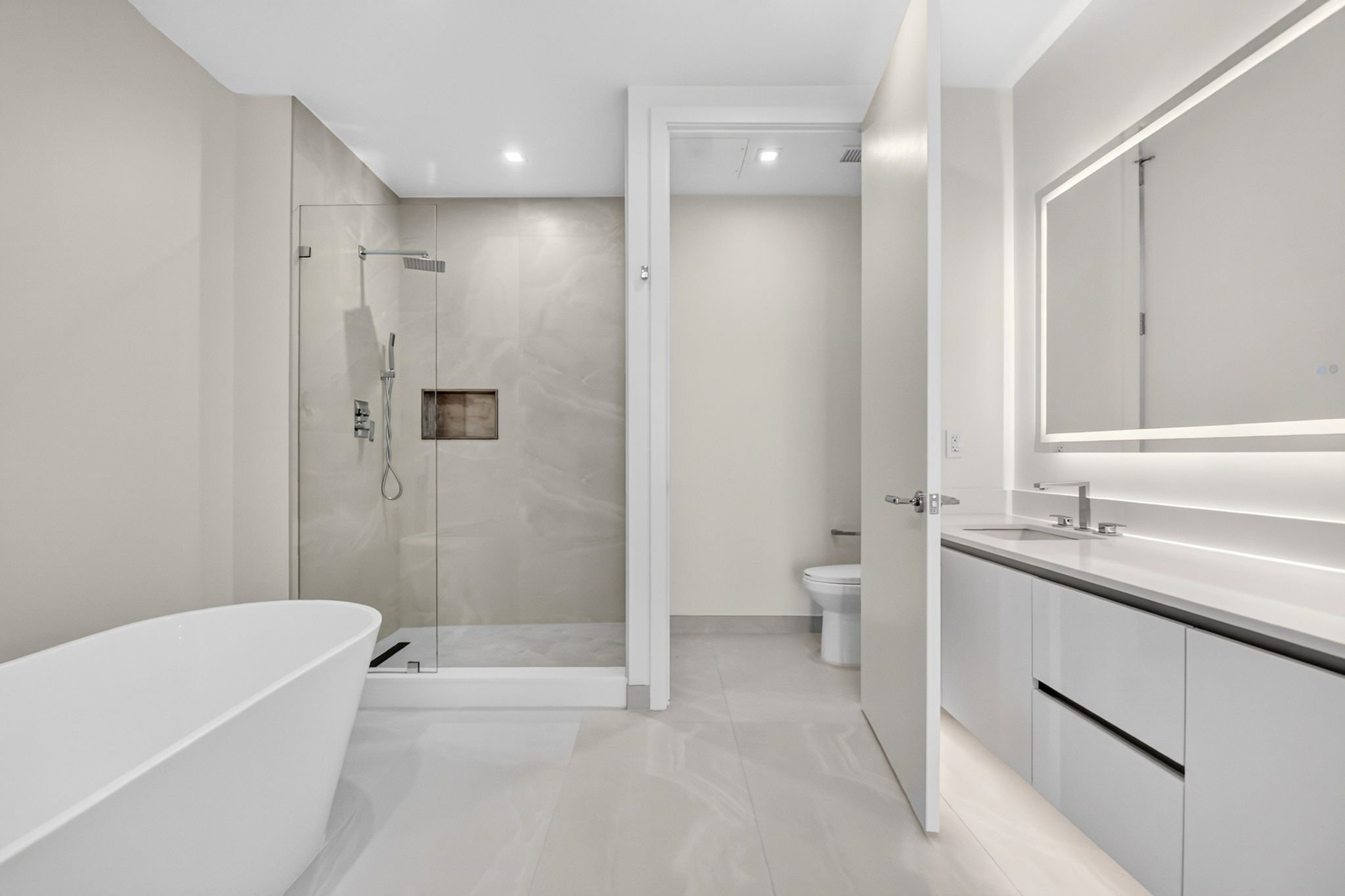 52-Master Bathroom-220 Lake Shore Dr 1506.jpg