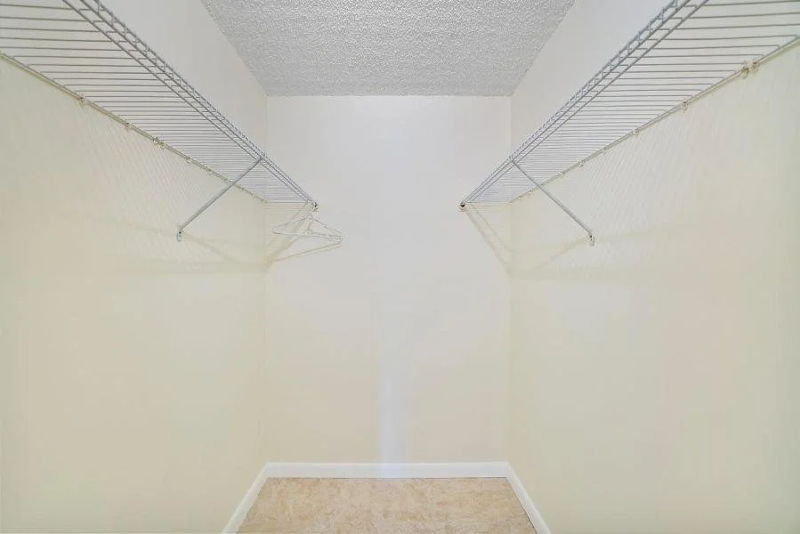 7-Walk-In Closet.jpg