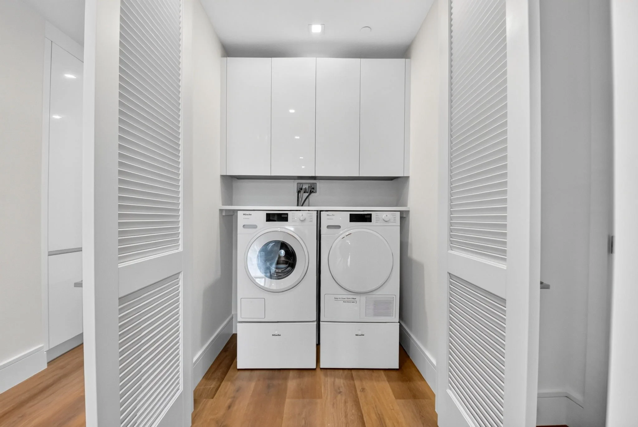 70-Laundry Room-220 Lake Shore Dr 1506.jpg