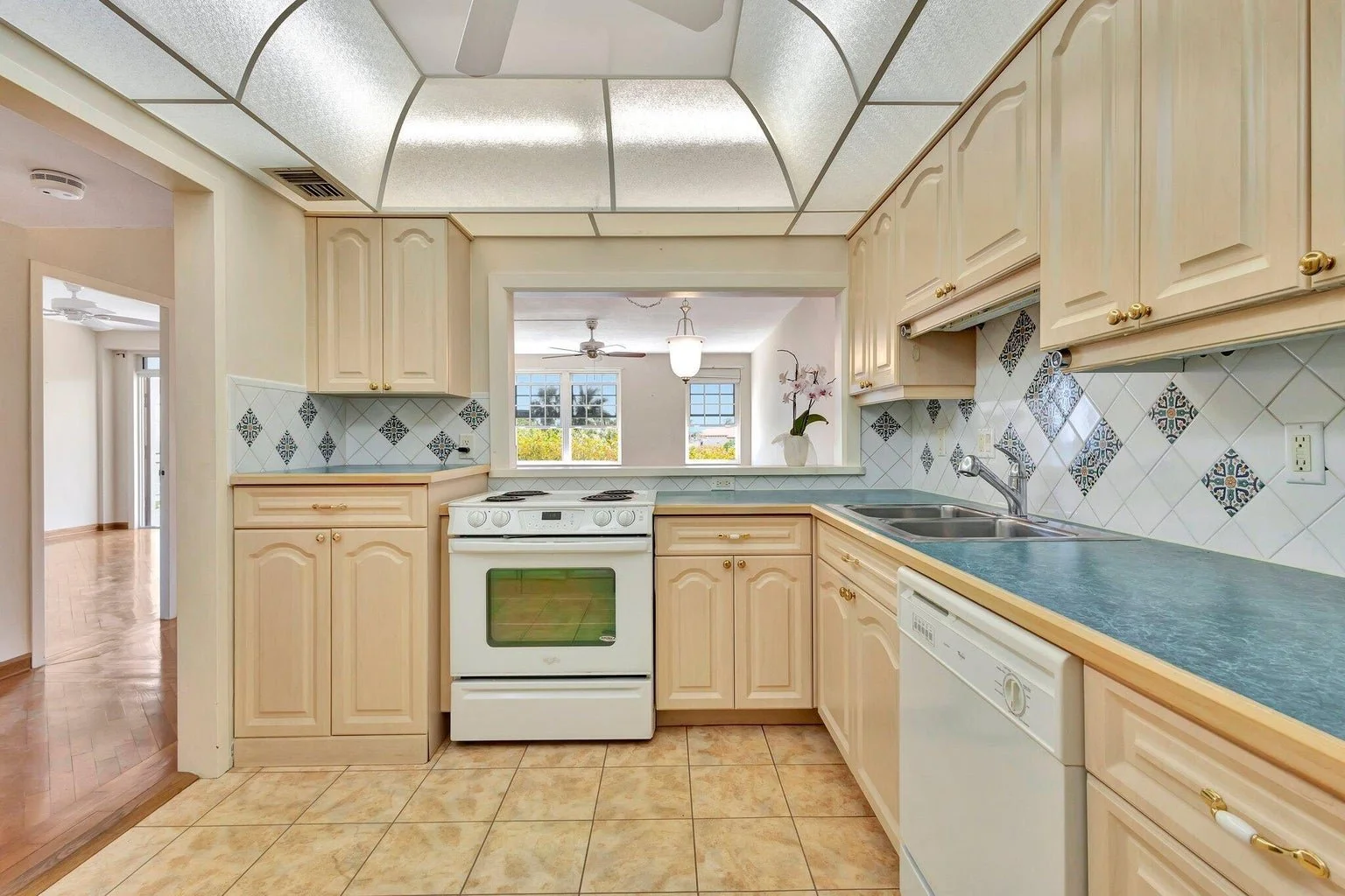 16-Kitchen.jpg