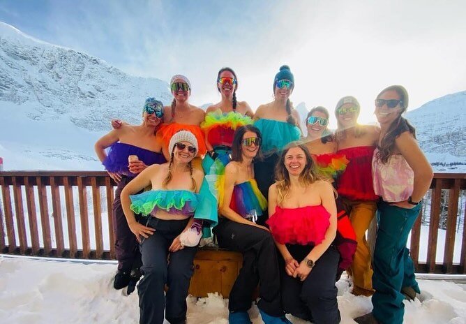 The snow is back and the RadMums are making the most of it 🤩 Thanks to @moutainhighmomma for sharing these awesome pics from a recent trip to Talus Lodge where they obviously had no fun at all 🙃

The food, company, tutus, and terrain looks absolute